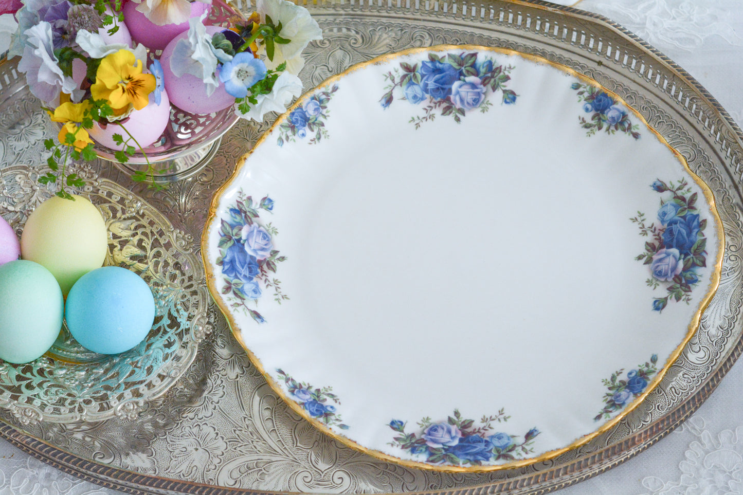 ブルーのバラが美しい、ロイヤルアルバートのムーンライトシリーズのデュオです。オールドカントリーローズのブルーバージョンで製造数が少なく、世界的に人気のあるシリーズです。爽やかな色合いがとても美しくティータイムを彩ります。