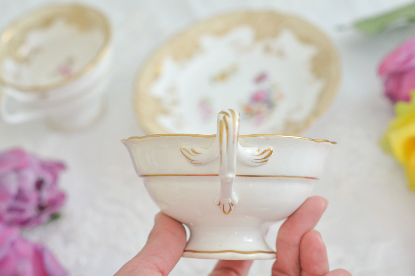 リッジウェイの優雅なトゥルートリオです。ハンドルがとても可愛らしく、ハンドペイントで描かれたお花達も生き生きと描かれています。トゥルートリオは、ティーカップ、コーヒーカップ、ソーサーのセットでヴィクトリア時代の初期頃まではトリオといえばこちらが主流でした。今ではとても貴重になっています。紅茶もコーヒーも楽しめるのがいいですね。