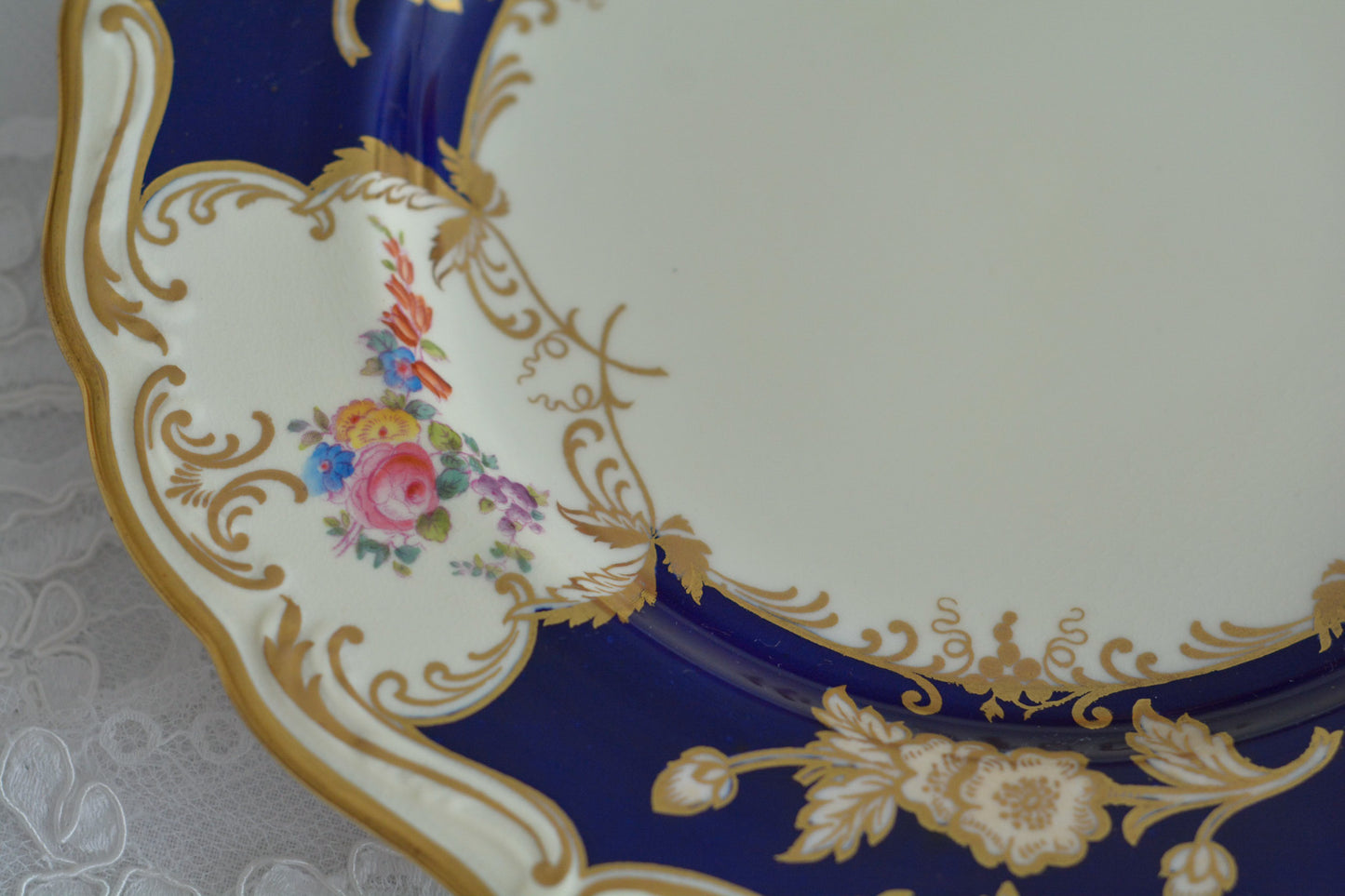 コープランドの美しいプレートがやってきました!コバルトブルーとベージュカラーにハンドペイントで美しい花々が描かれています。プレートの深さがあるタイプでサービングプレートとしてもお使いいただきやすいかと思います。貫入は見られますが、金彩のスレはほとんどないプレート達です。蚤の市の特別セットです!貫入のない素晴らしい状態の同じプレートは新着コーナーに掲載中です。