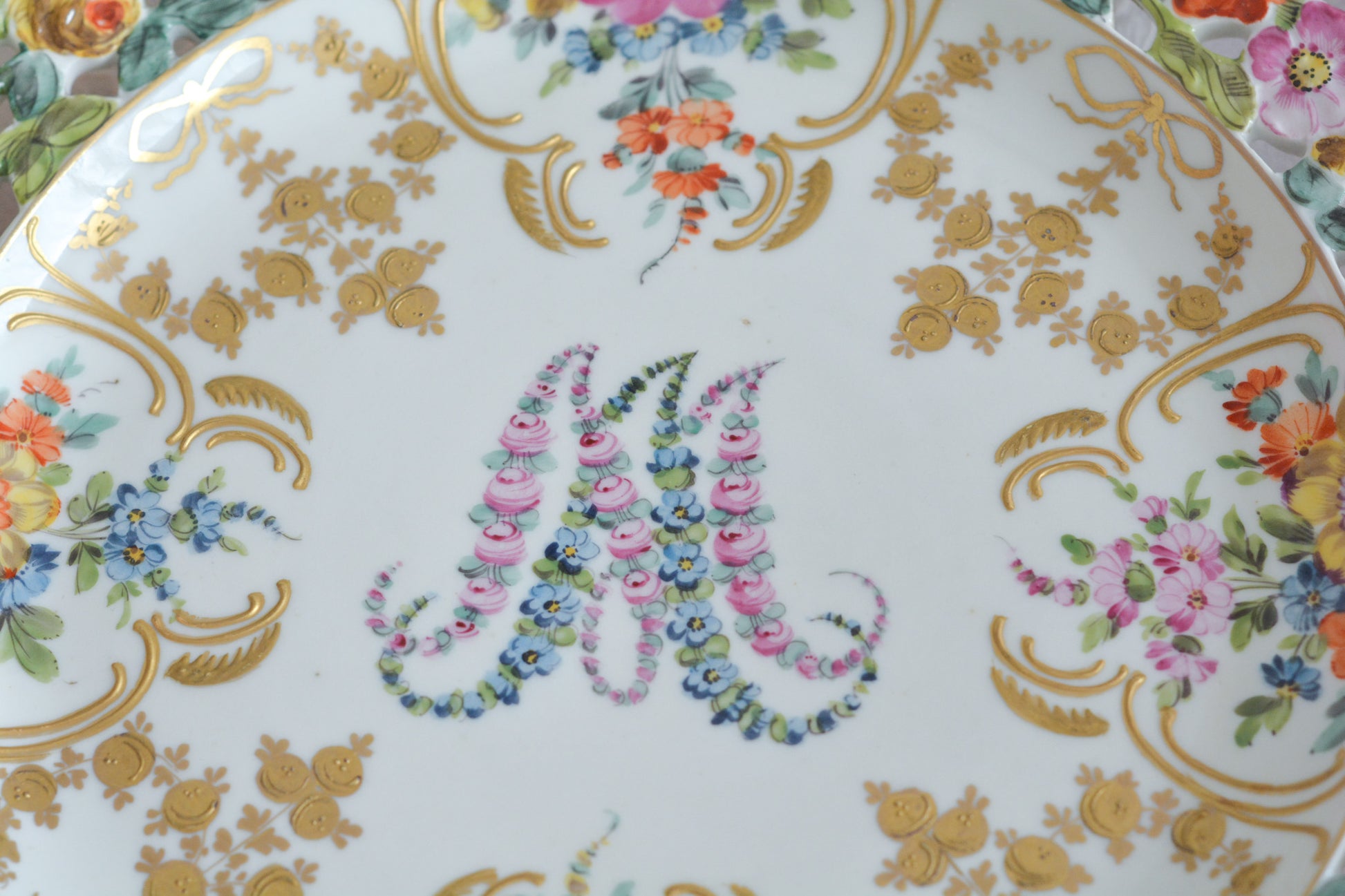 花文字でマリーアントワネットのMとAが描かれた、カール・ティーメ工房の美しいプレートです。全てハンドペイントで絵付けされていて、見れば見るほど引き込まれるお品で、テーブルコーディネートの主役になるプレートです。金彩部分も本当に美しく、リボンもとても可愛らしいですね。