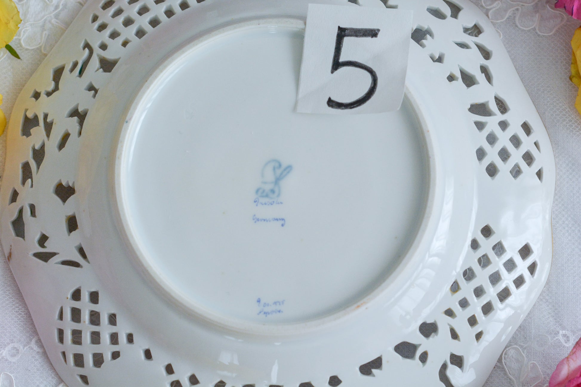 オーストリアの「国の母」とたたえられたハプスブルグ家の女帝「マリア・テレジア」。のちにフランス国王ルイ16世に嫁いだマリー・アントワネットの母でもあります。その名前にふさわしく、また、ウィーンの煌びやかな芸術や宮殿を思わせるような華やかで美しい世界観のプレートです。カール・ティーメの素晴らしいハンドペイントの絵付けをお楽しみください。