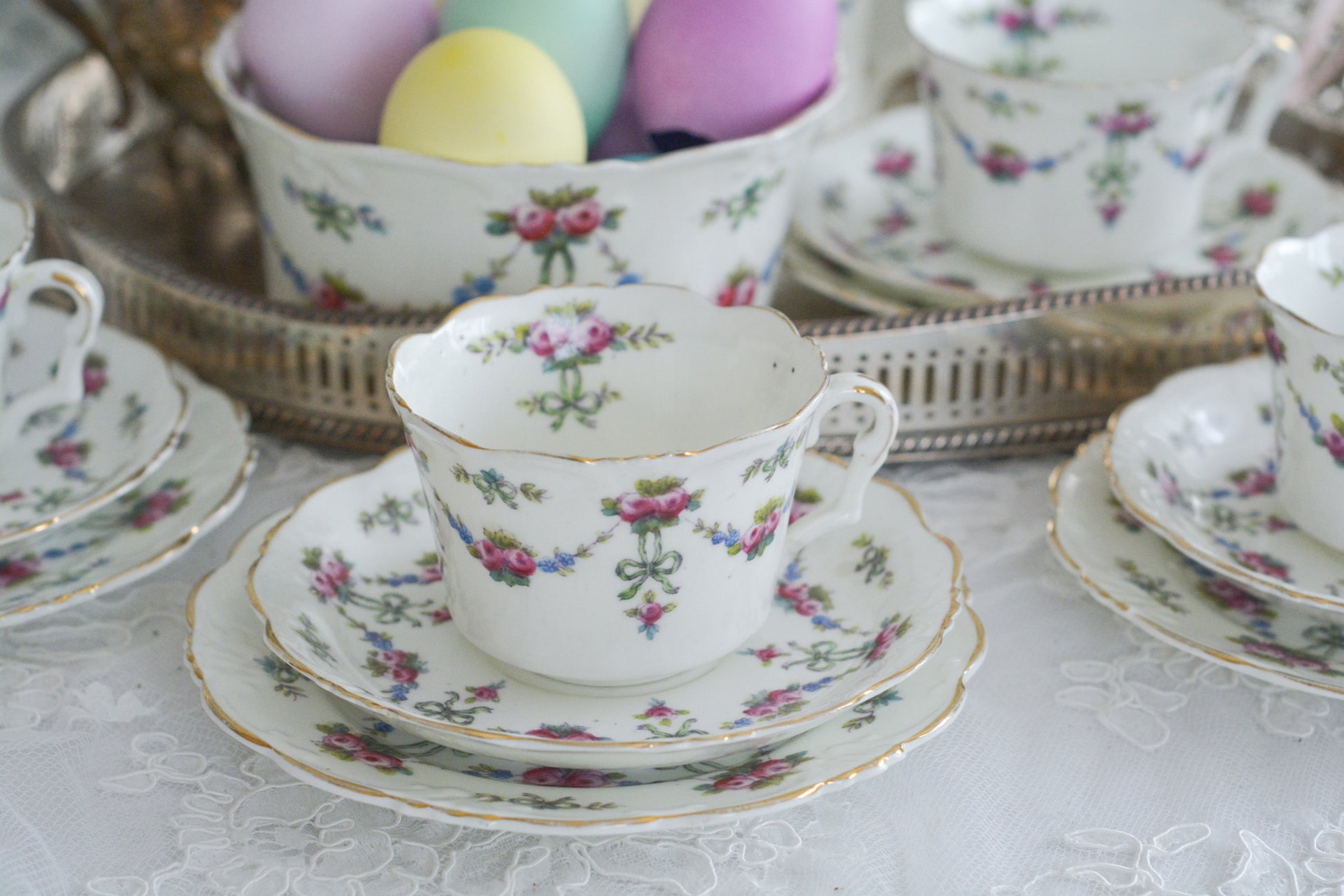 コリンウッドのリボンにバラのガーランドがとっても可愛らしいティートリオ、ミルクジャグ、スロップボウル、デザートプレートがやってきました!ハンドペイントで色つけされたバラやリボンを眺めているだけで気持ちが上向きになる可愛らしさです。ぜひ春のティータイムに。プルダウンから、単品ご選択頂けます