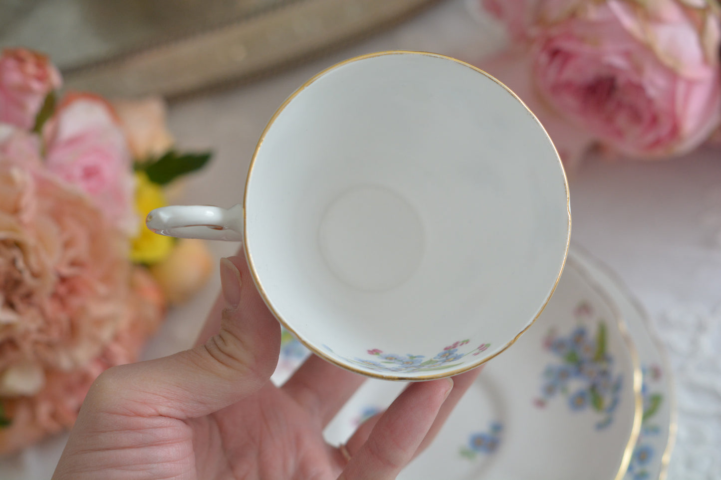 タスカンの勿忘草が大変可愛らしいティートリオです。勿忘草がモチーフのヴィンテージ食器は色々なメーカーで作られています。このタスカンのトリオの勿忘草はとても優しい雰囲気。勿忘草の花言葉は「私を忘れないで」、「誠の愛」、「真実の友情」。春を知らせる花とも言われていて、今の季節にぴったりなティートリオです。