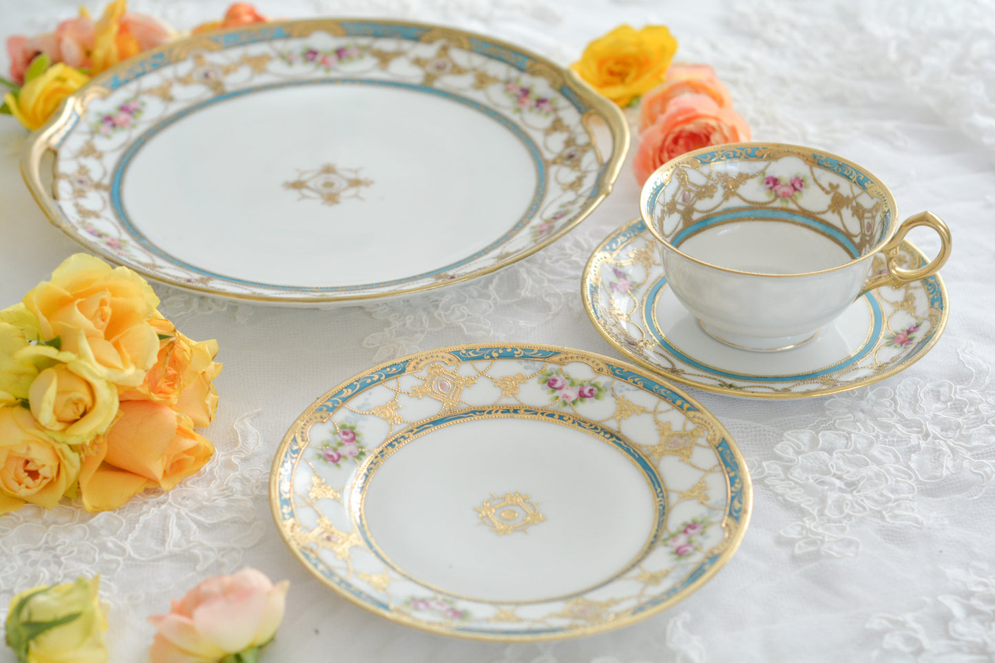 オールドノリタケの里帰り品、ターコイズブルーに金盛り、エナメルジュール、宝石箱のようにキラキラしたセットです。