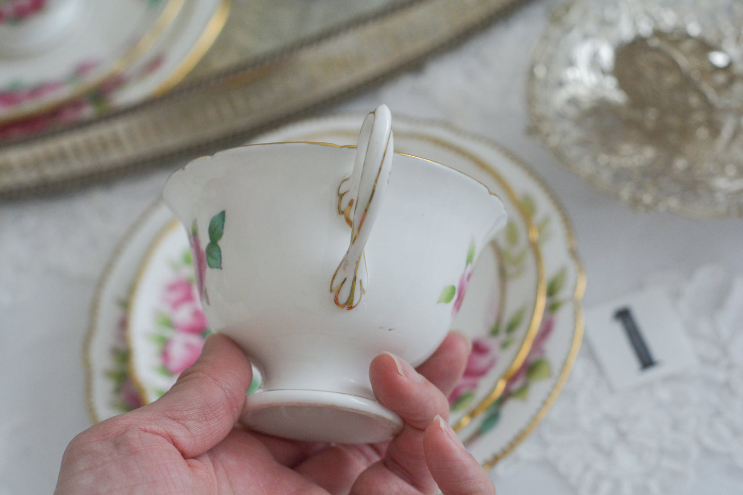 シェリーの美しいティートリオがやってきました。ハンドペイントで描かれたバラが大変華やかです。やはりハンドペイントは立体感があり美しいなと思います。ハンドルも凝った作りで細部まで美しい。春のティータイムのテーブルコーディネートに花を添えてくれますよ。イースターのコーディネートにもぜひ。