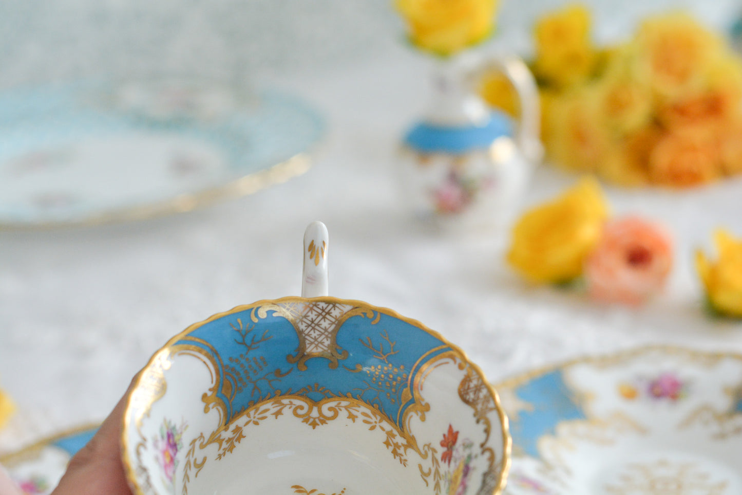 英国アンティーク、コールポートの代表作馬ットウィングシリーズの幻のカラーと言われるターコイズブルーのティートリオ。キラキラと宝石のように輝く美しいカップです。