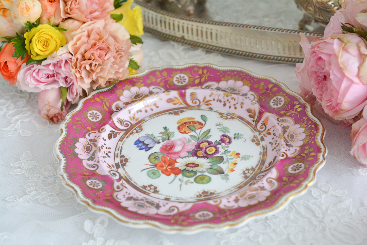 19世紀中頃に作られたピンクとマルーンカラーのプレート。手描きで大きな花束絵が大胆にとても美しく描かれています。色使いもデザインもアンティークならでは。どんなお菓子も乗せるだけで特別なお菓子に!とっても華やかなこちらのプレート、ティータイムに、日々のお茶の時間にぜひお使いくださいね。