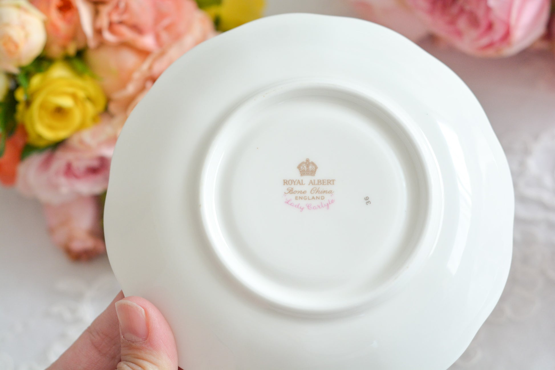 ロイヤルアルバートの人気シリーズ、レディカーライルのカップ&ソーサーです。大輪のバラに花々とスクロール模様の金彩で彩られた、ロココスタイルの大変豪華で美しいシリーズです。 ピンクカラーがティータイムを華やかに盛り上げてくれます。こちらはデュオでどれもとても良い状態です。全部で4客ございます。