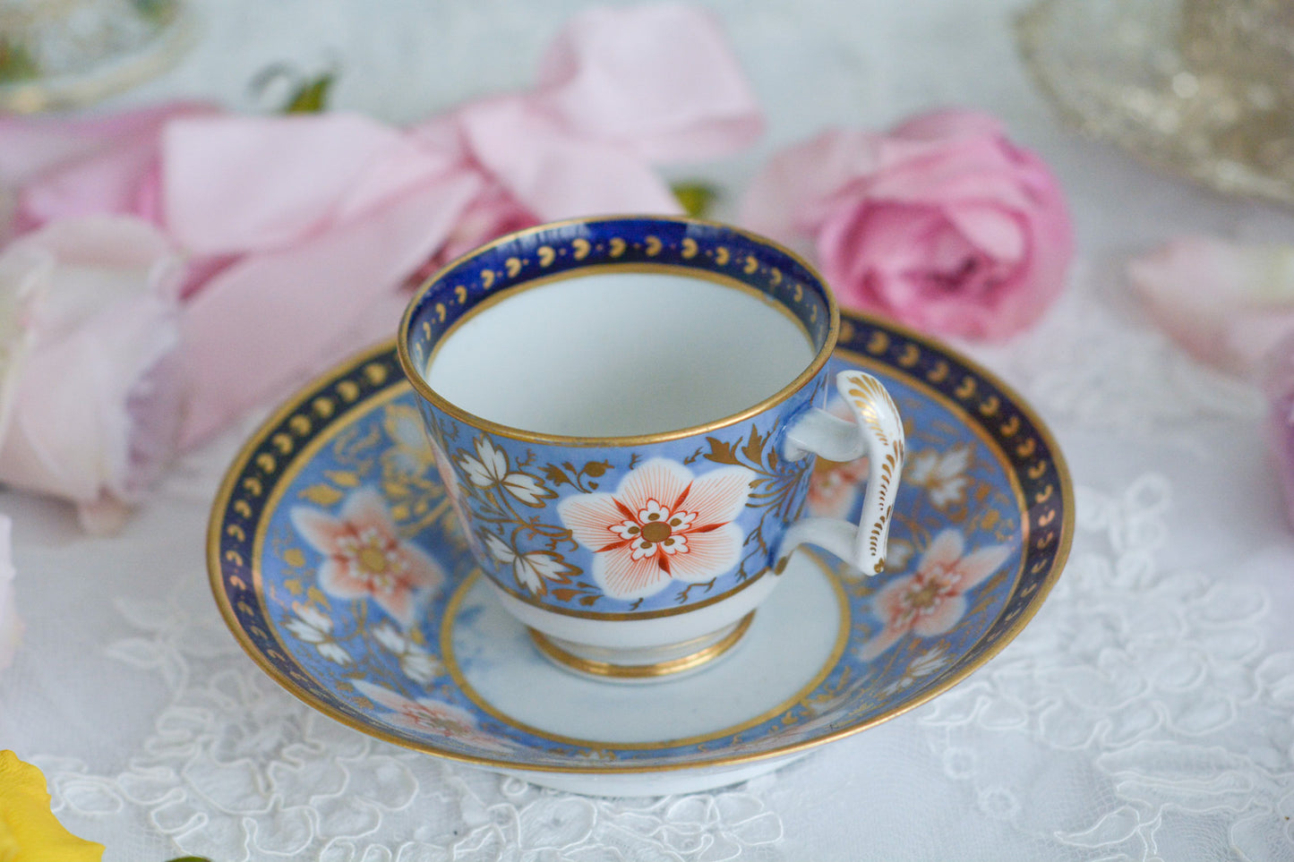 1800年代前半に作られたコールポートのカップ&ソーサー。元はティーカップ、コーヒーカップ、ソーサーのセットのトゥルートリオだったはずです。が、残っているのはコーヒーカップとソーサー。その為、カップに対してソーサーが少し大きく感じます。1800年代前半はカップからソーサーに移してお茶を飲んでいた為、ソーサーがボウルのような深さがあります。200年ほど前のカップ&ソーサーに出会えるなんてとても嬉しいことです。まだまだお使いいただくこともできます。美しいカップ&ソーサーで200年の時を感じていただけたら嬉しいです。