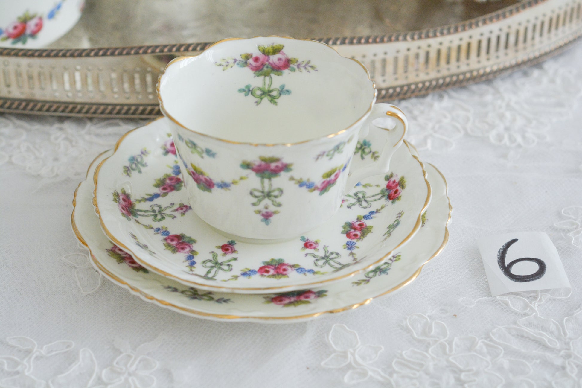 コリンウッドのリボンにバラのガーランドがとっても可愛らしいティートリオ、ミルクジャグ、スロップボウル、デザートプレートがやってきました!ハンドペイントで色つけされたバラやリボンを眺めているだけで気持ちが上向きになる可愛らしさです。ぜひ春のティータイムに。プルダウンから、単品ご選択頂けます