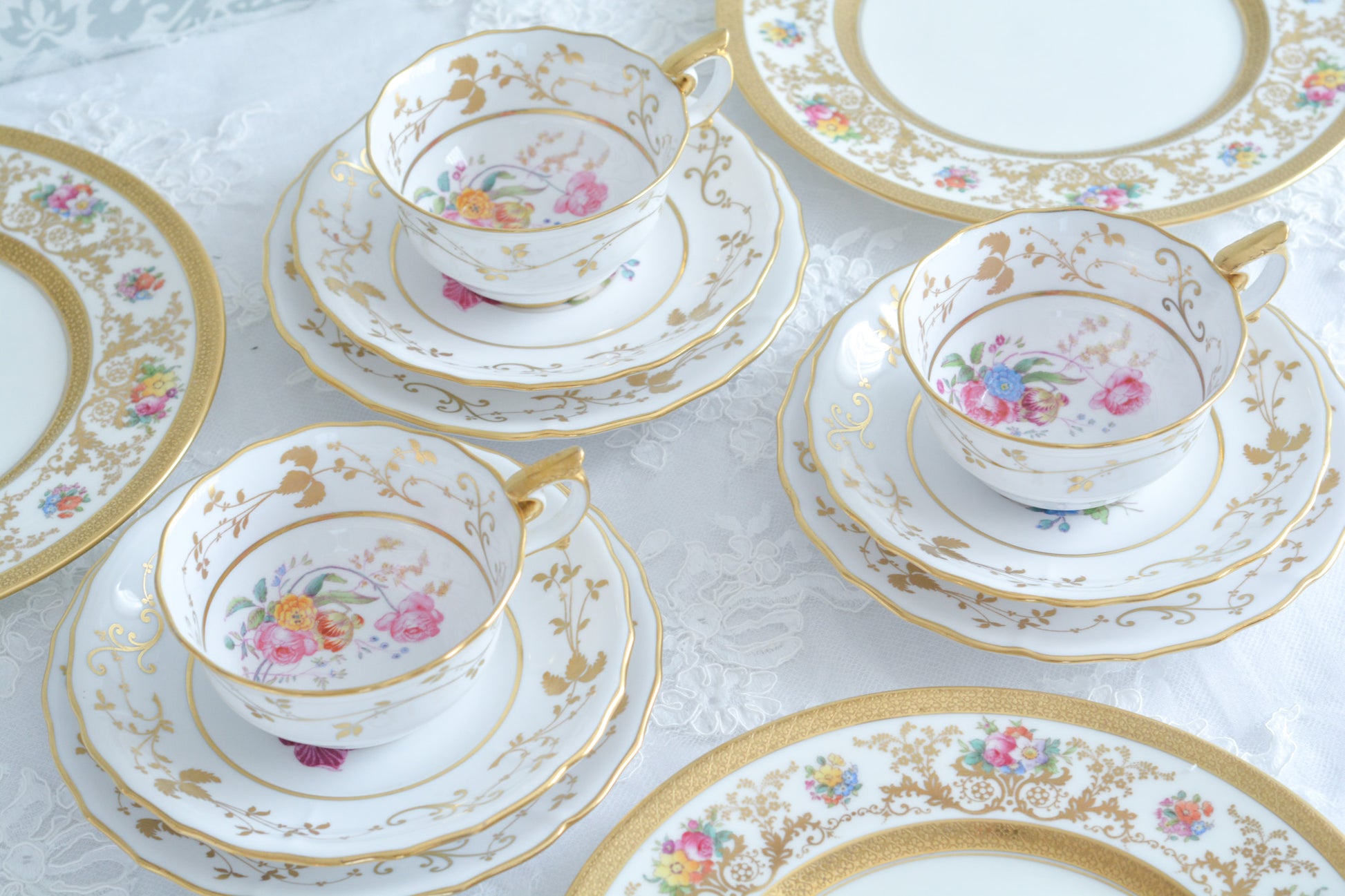 スポードの洗練されたデザインに、ハンドペイントで描かれた花々が大変美しいティートリオです。現代のテーブルにもマッチし、華やかにしてくれます。お花はハンドペイントで描かれているため一つ一つ違い、並べるとそれぞれのお花を見ることができてお話も盛り上がりそうです。