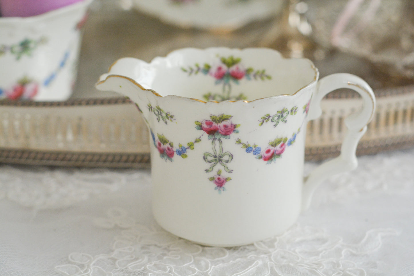 コリンウッドのリボンにバラのガーランドがとっても可愛らしいティートリオ、ミルクジャグ、スロップボウル、デザートプレートがやってきました!ハンドペイントで色つけされたバラやリボンを眺めているだけで気持ちが上向きになる可愛らしさです。ぜひ春のティータイムに。プルダウンから、単品ご選択頂けます