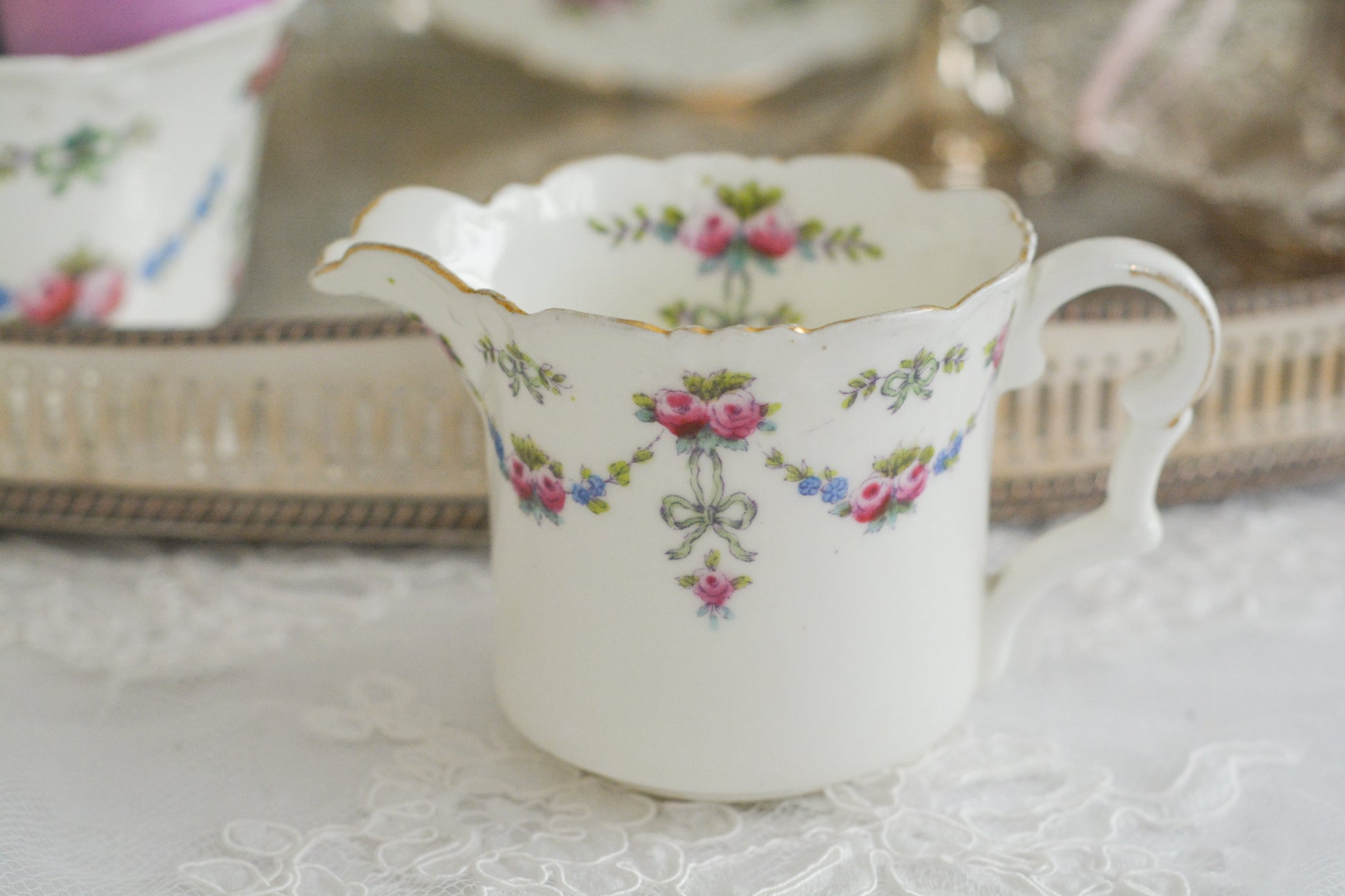 コリンウッドのリボンにバラのガーランドがとっても可愛らしいティートリオ、ミルクジャグ、スロップボウル、デザートプレートがやってきました!ハンドペイントで色つけされたバラやリボンを眺めているだけで気持ちが上向きになる可愛らしさです。ぜひ春のティータイムに。プルダウンから、単品ご選択頂けます