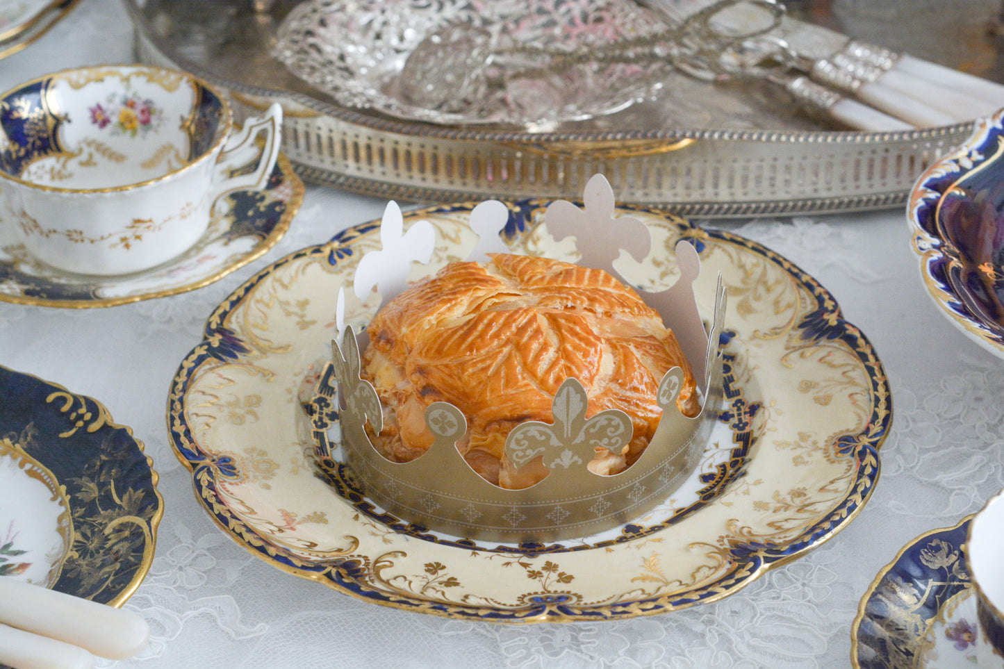 コバルトブルーに金彩の縁どりに豪華な模様。ロココリバイバルの優美なプレートです。バックスタンプには小売店のスタンプのみですが、以前ご紹介したアデレードシェイプにデザインがよく似ております、その為、コールポートの作品かなと推察しております。スイーツやフルートのせて当時ような華やかなティータイムをお楽しみください。