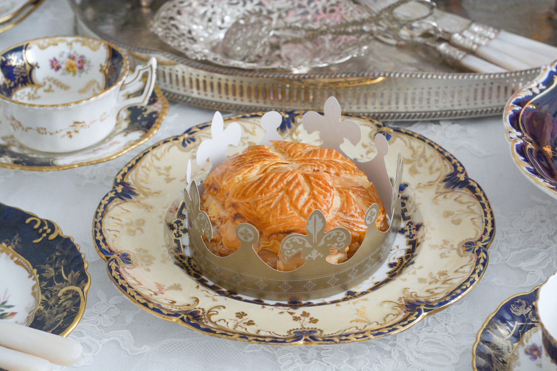 コバルトブルーに金彩の縁どりに豪華な模様。ロココリバイバルの優美なプレートです。バックスタンプには小売店のスタンプのみですが、以前ご紹介したアデレードシェイプにデザインがよく似ております、その為、コールポートの作品かなと推察しております。スイーツやフルートのせて当時ような華やかなティータイムをお楽しみください。