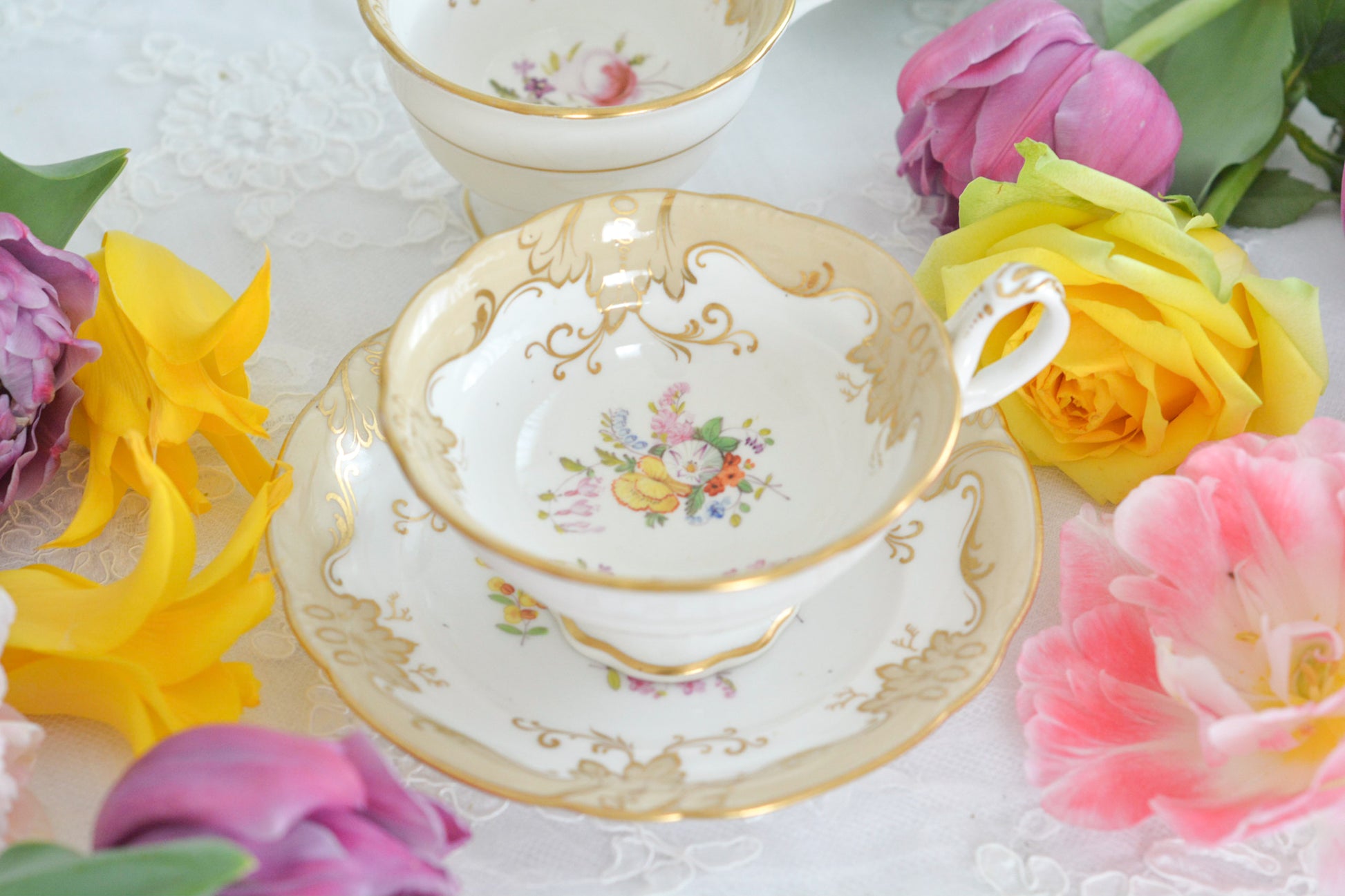 リッジウェイの優雅なトゥルートリオです。ハンドルがとても可愛らしく、ハンドペイントで描かれたお花達も生き生きと描かれています。トゥルートリオは、ティーカップ、コーヒーカップ、ソーサーのセットでヴィクトリア時代の初期頃まではトリオといえばこちらが主流でした。今ではとても貴重になっています。紅茶もコーヒーも楽しめるのがいいですね。