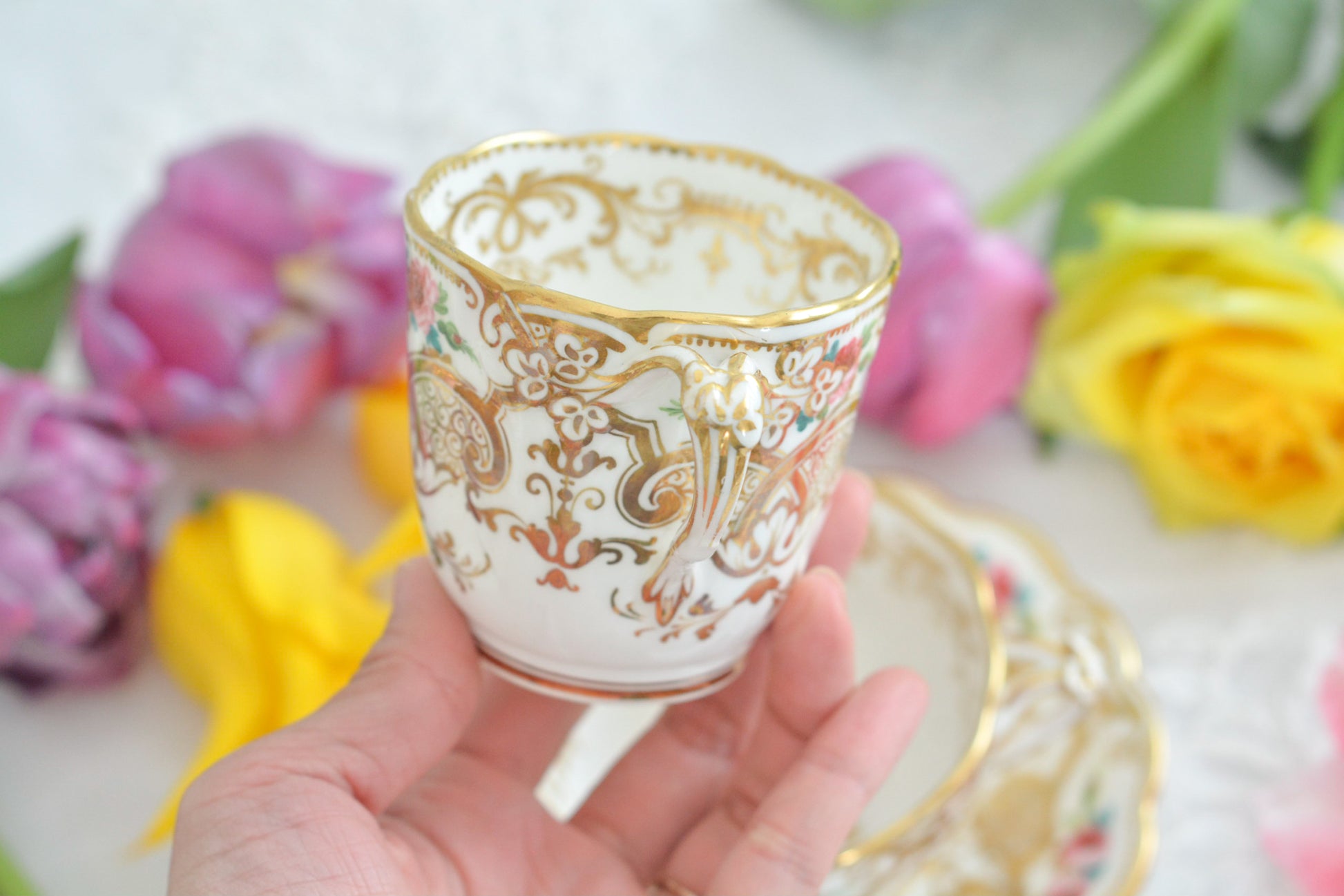 リッジウェイのフォリエージシェイプ(Foliage Shape)のトゥルートリオ。ハンドル部分には葉っぱの模様がついていてとても可愛らしいシェイプです。フォリエージシェイプもさまざまな絵柄やカラーがあります。こちらもリッジウェイらしい、力強く、豪華な作品で、とても存在感があります。トゥルートリオは、ティーカップ、コーヒーカップ、ソーサーのセットでヴィクトリア時代の初期頃まではトリオといえばこちらが主流でした。今ではとても貴重になっています。紅茶もコーヒーも楽しめるのがいいですね。