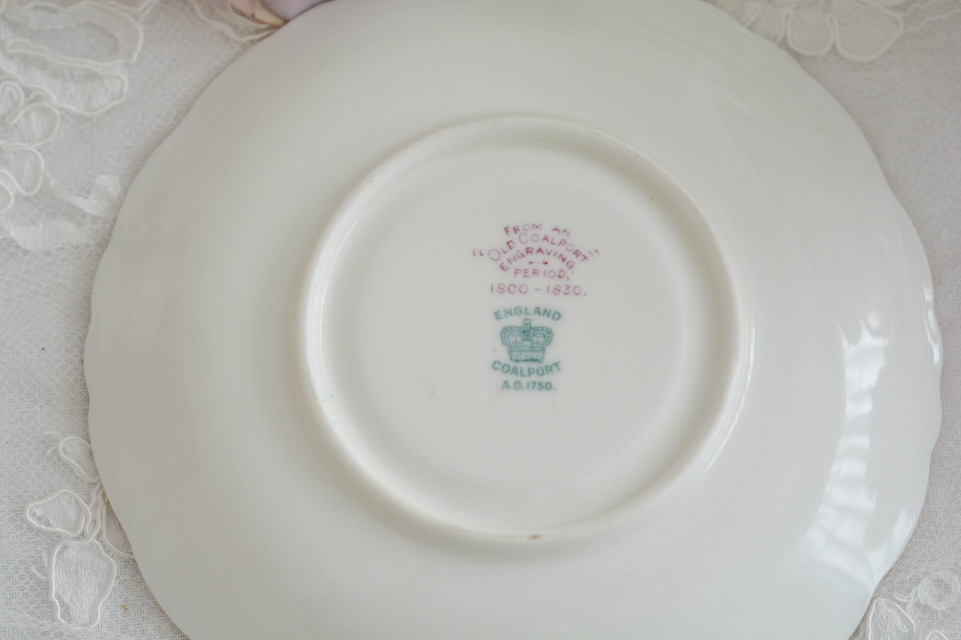 コールポートの1800年代の作品のリバイバルシリーズのオールドコールポートシリーズ。色々なお品がリバイバルされています。こちらはアデレードシェイプのリバイバル。ハンドルはアデレードシェイプハンドルではなくリングハンドルで、素磁も厚めに作られています。ロココリバイバルスタイルの優雅なデザインが美しいです。葡萄やフルーツ、お花の模様が大変豪華で美しいお品です。