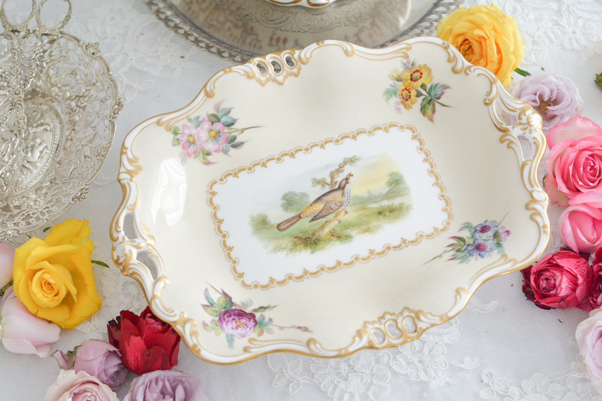 ダベンポートの素晴らしいタッツァがやってきました。お花と中央には鳥が丁寧に描かれています。描かれている鳥はイギリスでターリングと呼ばれているムクドリで、食べ物を捕まえている様子がイキイキと描かれています。イギリスのお庭にお邪魔したようなそんな気分になるタッツァです。フルーツや英国菓子をのせたくなりますね。