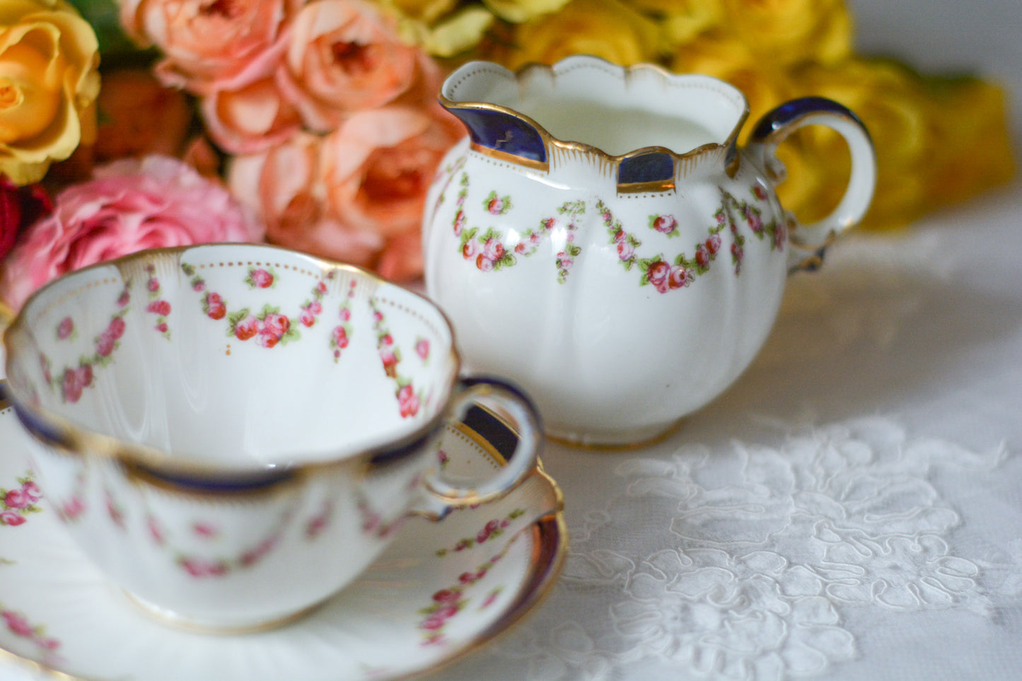 クレッセントのティーセット。薔薇のガーランドが大変可愛らしいお品です。Rose Antiquesはコールポートをはじめ英国のアンティーク食器をご紹介しています。
