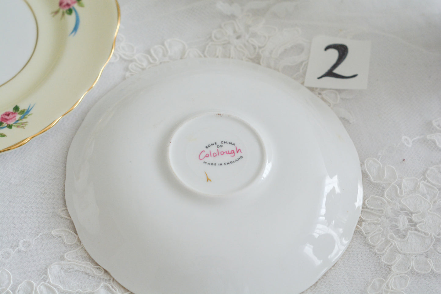 コルクラフ(Colclough)の可愛らしいティートリオ。コルクラフは1890年にハーバード・ジョセフ・コルクラフ氏が創業したメーカで、1940年代頃まで続いていました。コルクラフの中でもこのリボンの絵柄は人気で入手困難なお品です。クリーム色にブルーリボンと小さなバラの模様がとっても可愛らしいデザインです。パステルカラーがイースターや春のティータイムにもぴったりですね!