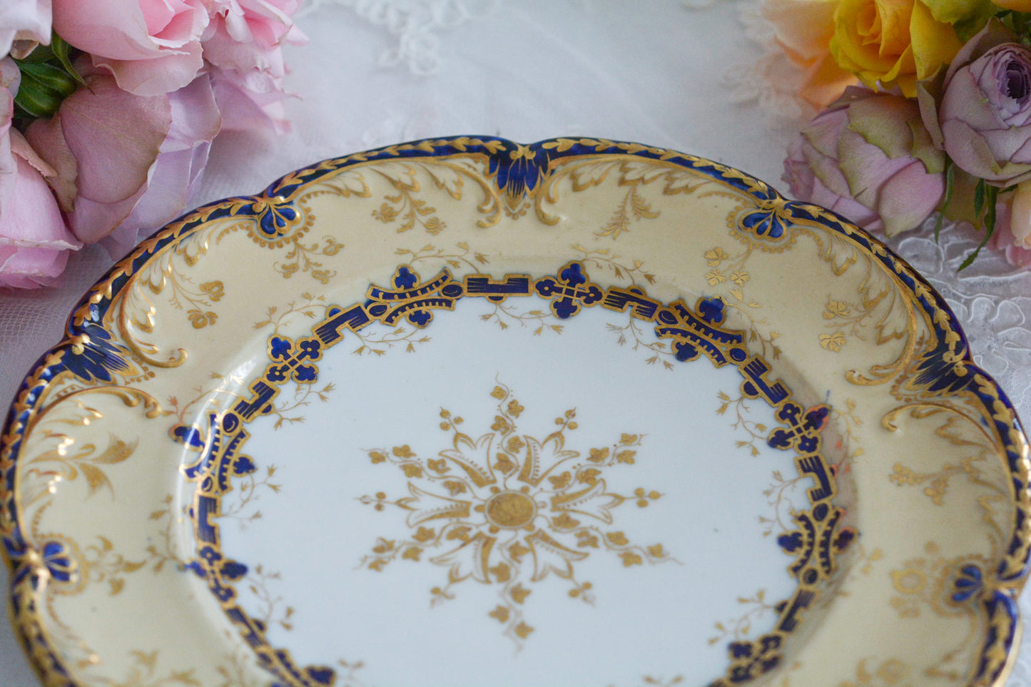 コバルトブルーに金彩の縁どりに豪華な模様。ロココリバイバルの優美なプレートです。バックスタンプには小売店のスタンプのみですが、以前ご紹介したアデレードシェイプにデザインがよく似ております、その為、コールポートの作品かなと推察しております。スイーツやフルートのせて当時ような華やかなティータイムをお楽しみください。