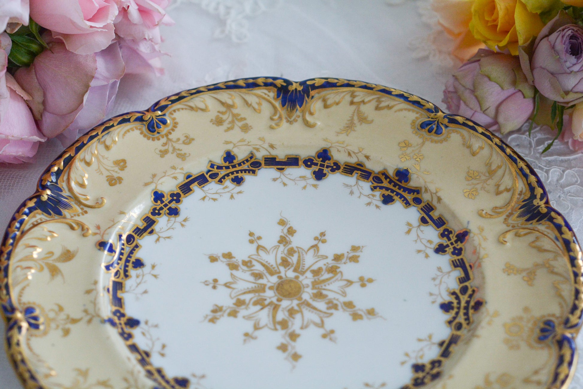 コバルトブルーに金彩の縁どりに豪華な模様。ロココリバイバルの優美なプレートです。バックスタンプには小売店のスタンプのみですが、以前ご紹介したアデレードシェイプにデザインがよく似ております、その為、コールポートの作品かなと推察しております。スイーツやフルートのせて当時ような華やかなティータイムをお楽しみください。
