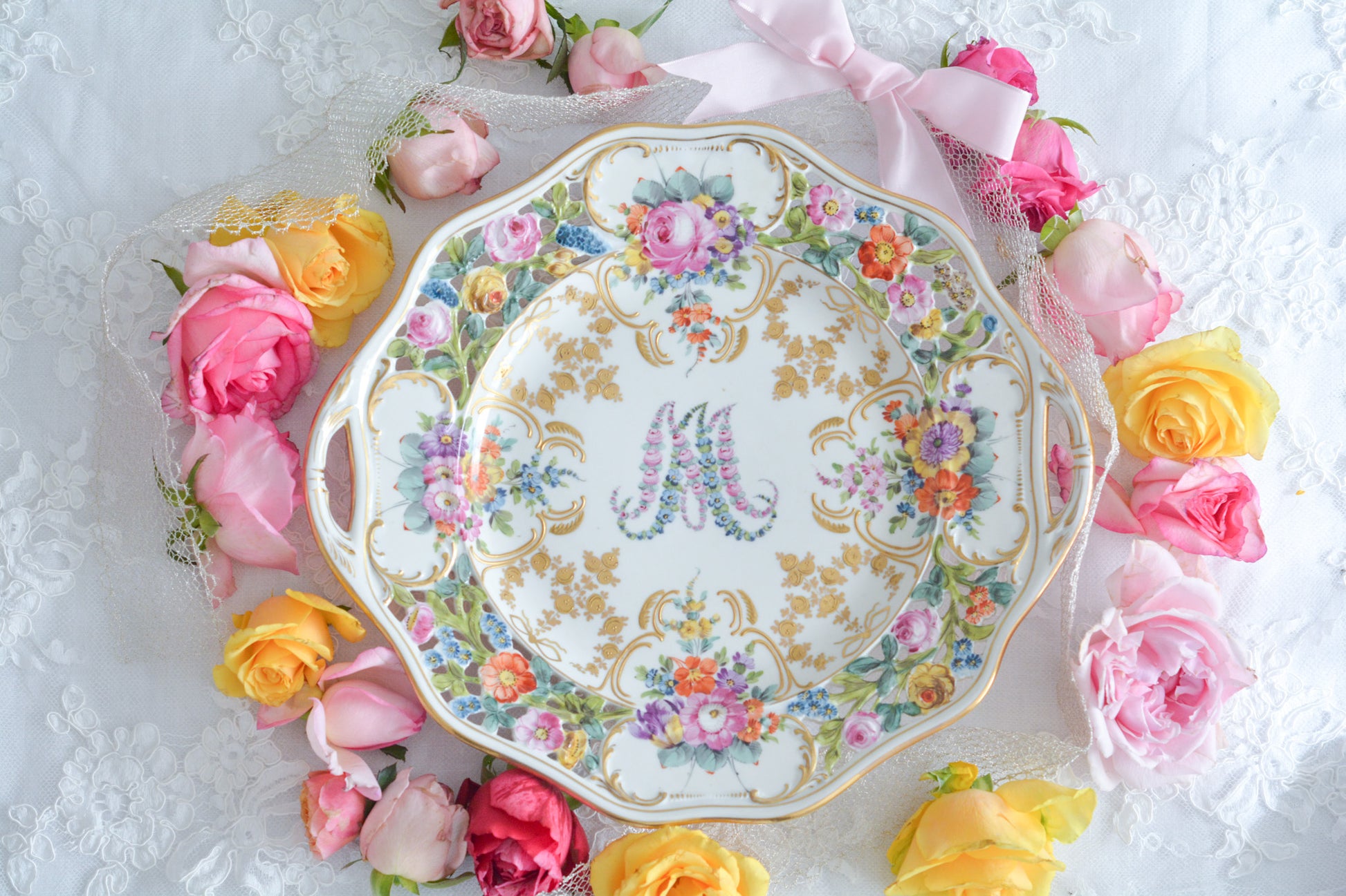 花文字でマリーアントワネットのMとAが描かれた、カール・ティーメ工房の美しいプレートです。全てハンドペイントで絵付けされていて、見れば見るほど引き込まれるお品で、テーブルコーディネートの主役になるプレートです。金彩部分も本当に美しく、リボンもとても可愛らしいですね。