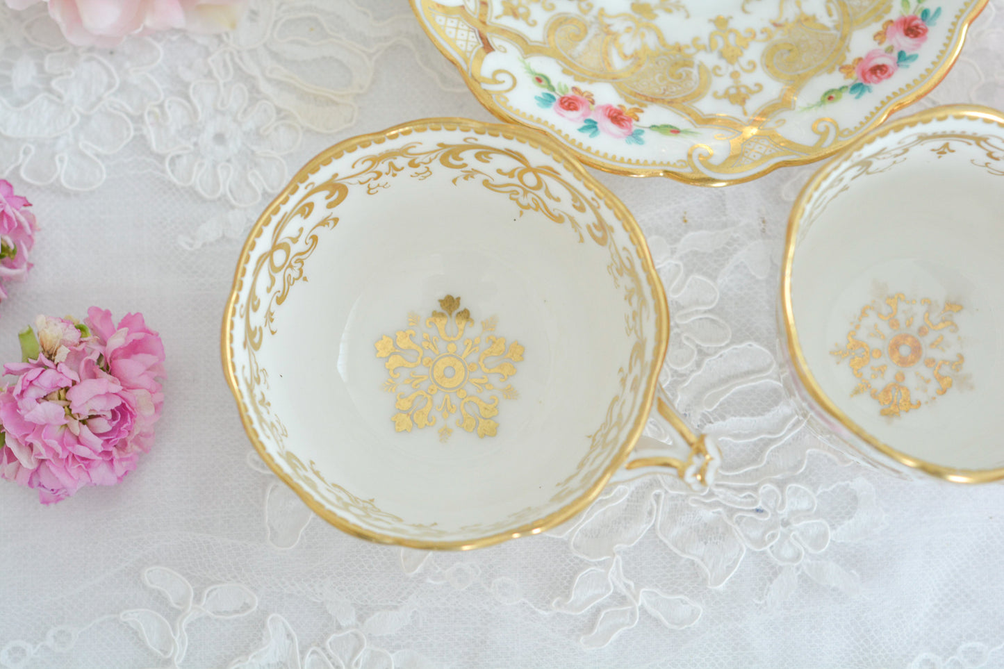 リッジウェイのフォリエージシェイプ(Foliage Shape)のトゥルートリオ。ハンドル部分には葉っぱの模様がついていてとても可愛らしいシェイプです。フォリエージシェイプもさまざまな絵柄やカラーがあります。こちらもリッジウェイらしい、力強く、豪華な作品で、とても存在感があります。トゥルートリオは、ティーカップ、コーヒーカップ、ソーサーのセットでヴィクトリア時代の初期頃まではトリオといえばこちらが主流でした。今ではとても貴重になっています。紅茶もコーヒーも楽しめるのがいいですね。