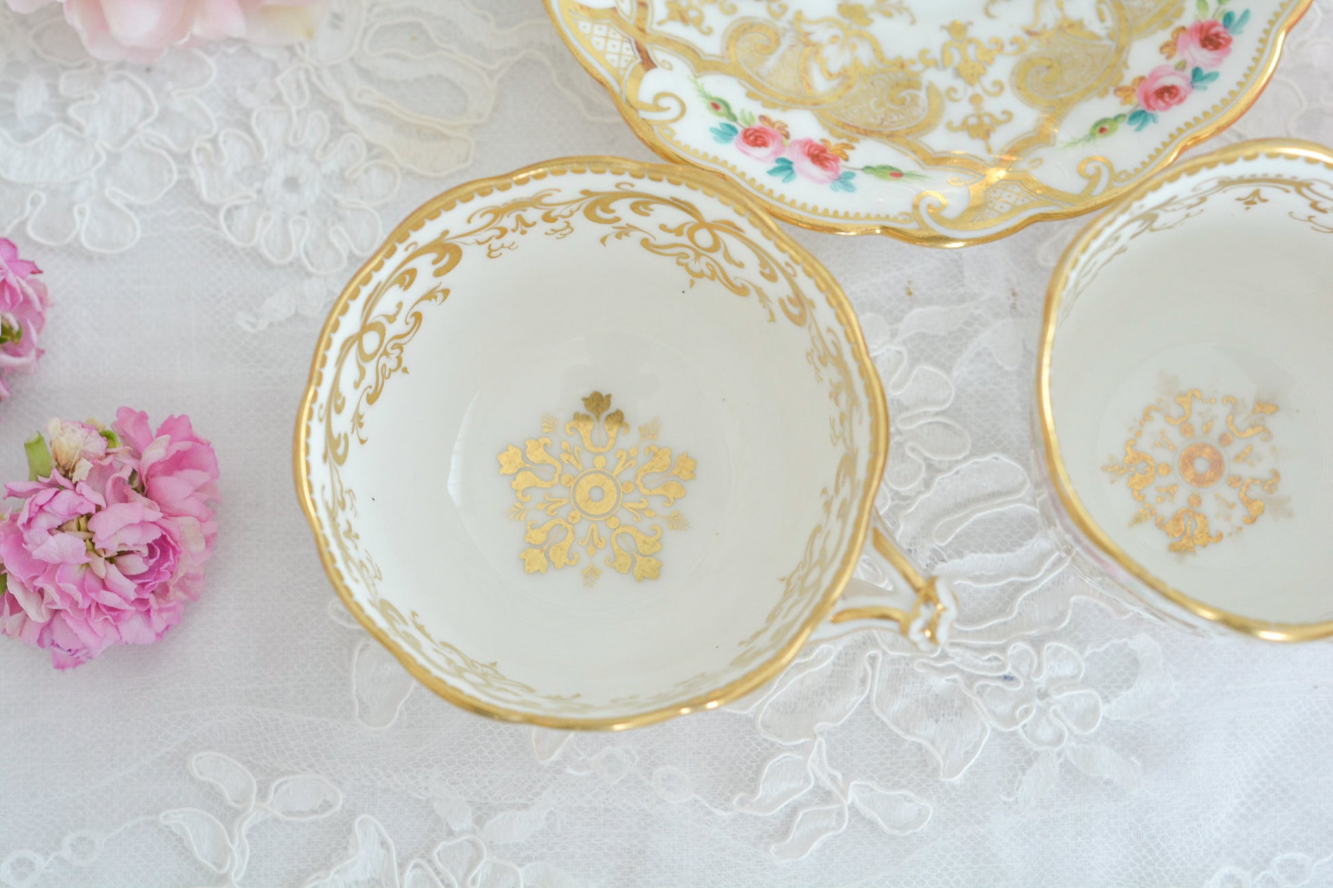 リッジウェイのフォリエージシェイプ(Foliage Shape)のトゥルートリオ。ハンドル部分には葉っぱの模様がついていてとても可愛らしいシェイプです。フォリエージシェイプもさまざまな絵柄やカラーがあります。こちらもリッジウェイらしい、力強く、豪華な作品で、とても存在感があります。トゥルートリオは、ティーカップ、コーヒーカップ、ソーサーのセットでヴィクトリア時代の初期頃まではトリオといえばこちらが主流でした。今ではとても貴重になっています。紅茶もコーヒーも楽しめるのがいいですね。