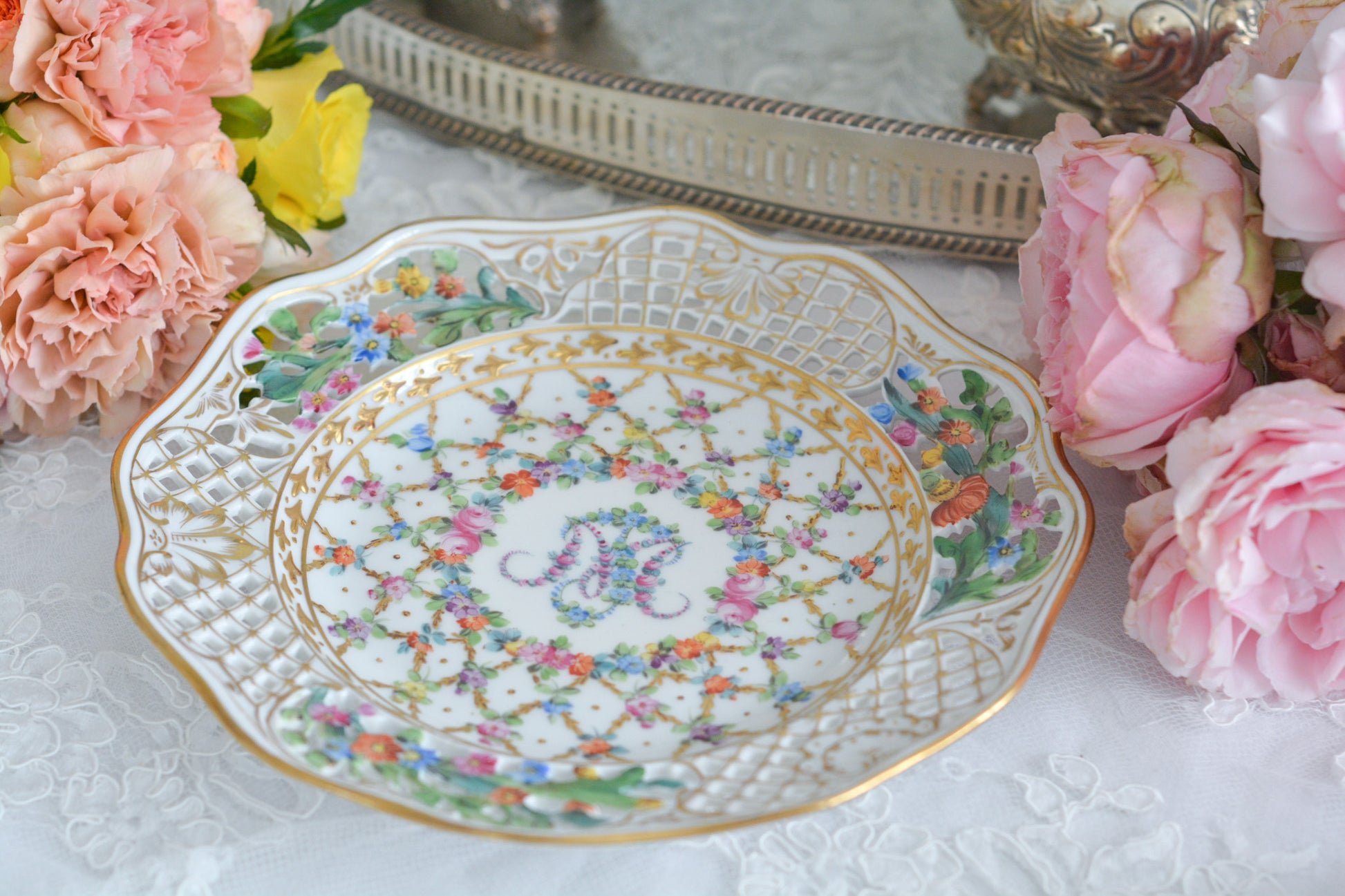 オーストリアの「国の母」とたたえられたハプスブルグ家の女帝「マリア・テレジア」。のちにフランス国王ルイ16世に嫁いだマリー・アントワネットの母でもあります。その名前にふさわしく、また、ウィーンの煌びやかな芸術や宮殿を思わせるような華やかで美しい世界観のプレートです。カール・ティーメの素晴らしいハンドペイントの絵付けをお楽しみください。