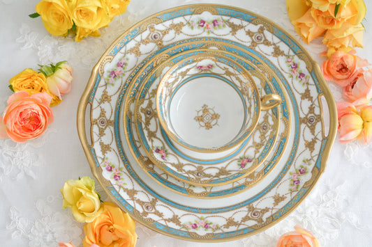 オールドノリタケの里帰り品、ターコイズブルーに金盛り、エナメルジュール、宝石箱のようにキラキラしたセットです。