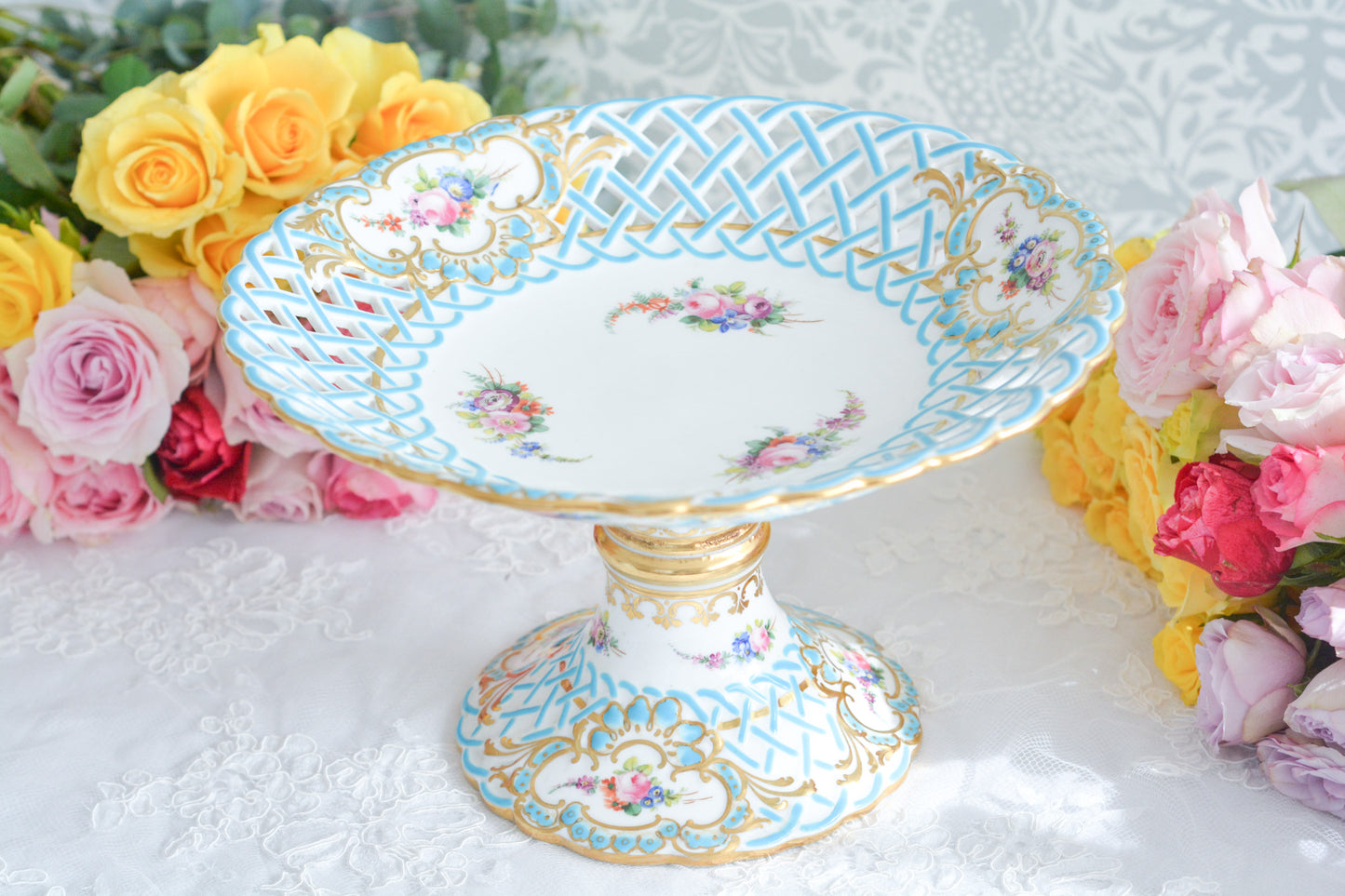 ミントンの人気の8800番。たいへん手に入りにくいお品ですが、その中でもたいへん貴重なコンポートです。ミントンブルーの格子模様に手描きの花々がキラキラと宝石のように輝きます。言葉では言い表せない美しさがこのコンポートにはあります。後世に継いでいきたい宝物です。