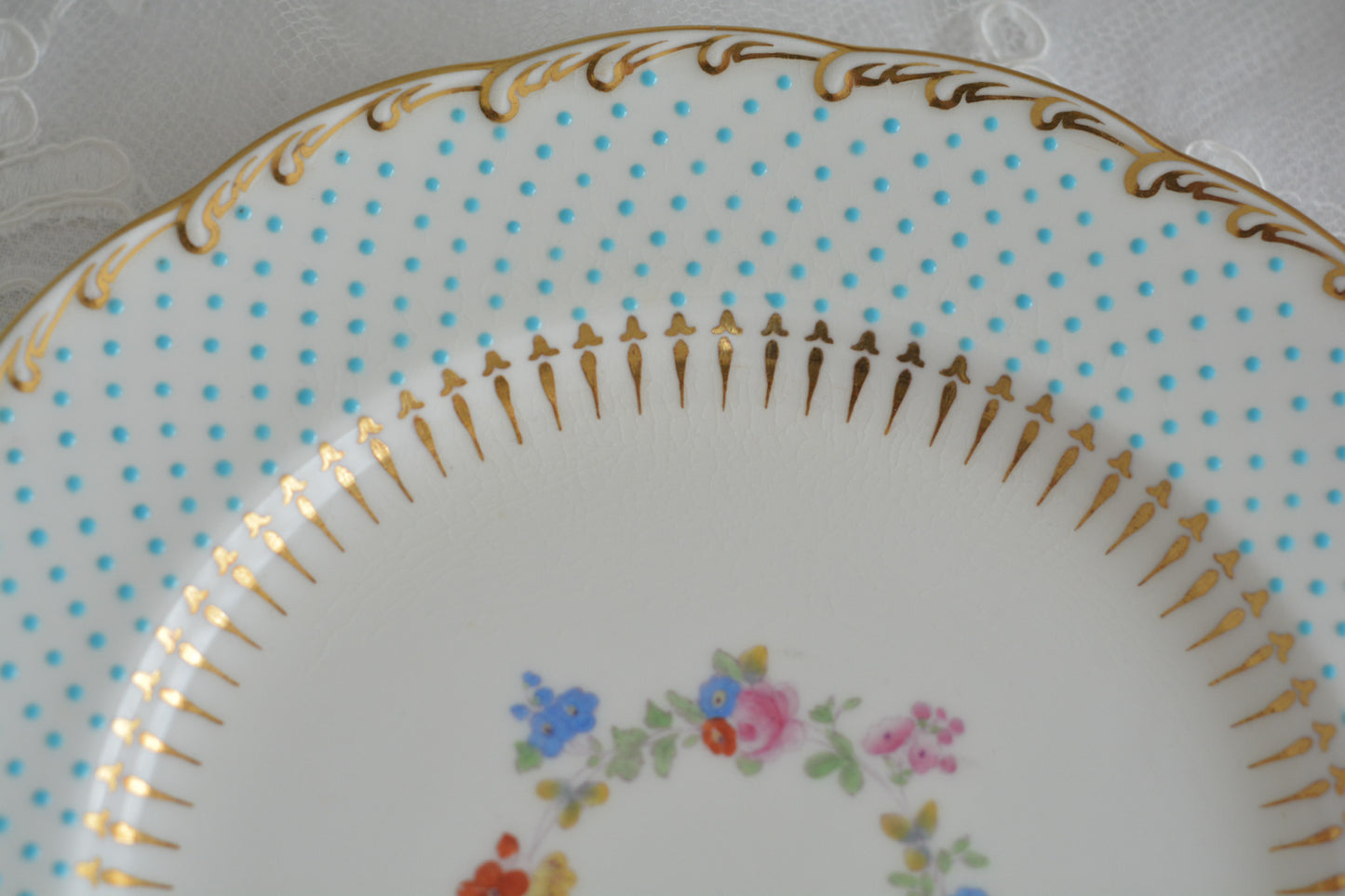 ティファニー特注の洗練された美しさとエナメルジュールの高度な技法で描かれた立体的なドット模様が素晴らしい、ミントンのデザートプレートです。ティファーニーらしい上品なプレートですね。ミントンブルーのプレートでデザートタイムをお楽しみください。こちらはどのプレートにも貫入が見られます。そのためお買い得価格になっています。