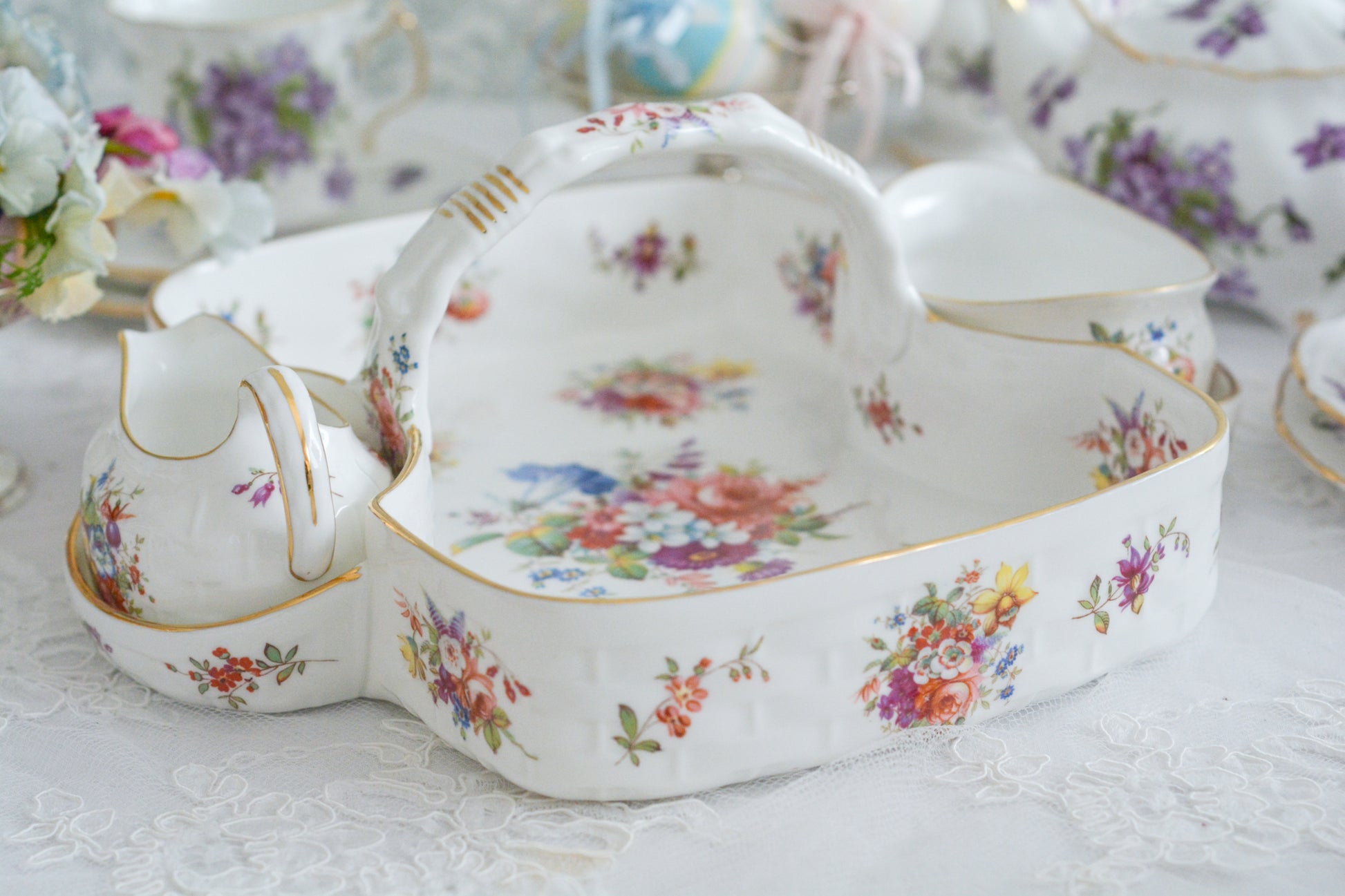 ハマースレイのハワードスプレイシリーズのストロベリーバスケット。ストロベリーバスケットは、イチゴを入れるバスケットでシュガー入れとクリーマーがついています。生産量が少なく、とても人気があるアイテムの一つ。こちらは老舗高級食器店のT.GOODEの特注品です。人気のハワードスプレイの華やかなストロベリーバスケットは、イチゴはもちろん、スコーンや焼き菓子などを乗せても素敵ですね。