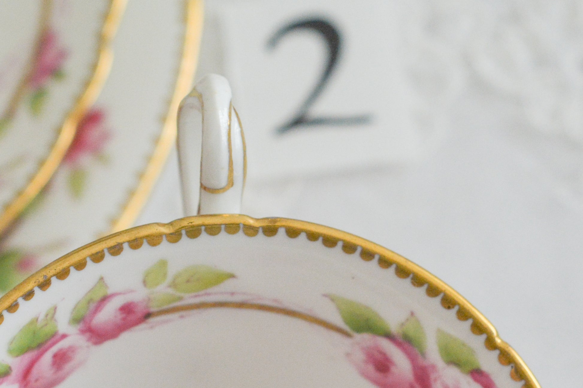 シェリーの美しいティートリオがやってきました。ハンドペイントで描かれたバラが大変華やかです。やはりハンドペイントは立体感があり美しいなと思います。ハンドルも凝った作りで細部まで美しい。春のティータイムのテーブルコーディネートに花を添えてくれますよ。イースターのコーディネートにもぜひ。