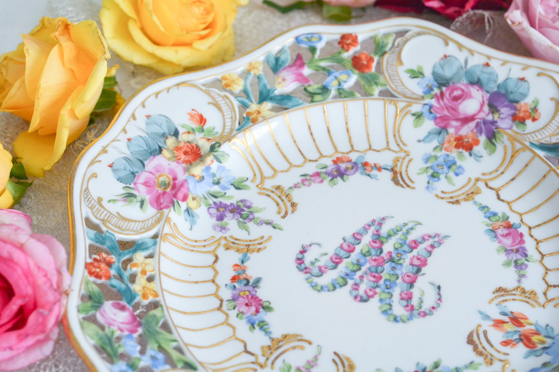 花文字でマリーアントワネットの頭文字MとAが描かれた美しいプレートです。透かし模様のお花や金彩もハンドペイントで丁寧に描かれています。豪華な雰囲気がマリーアントワネットの世界観にぴったりなお品です。バックスタンプはカールティーメのものではなく、お調べがつきませんでした。フランスセーブル窯のバックスタンプにも似ています。ただ、とても丁寧に作られていて、この企画展にふさわしい大変美しいお品です。