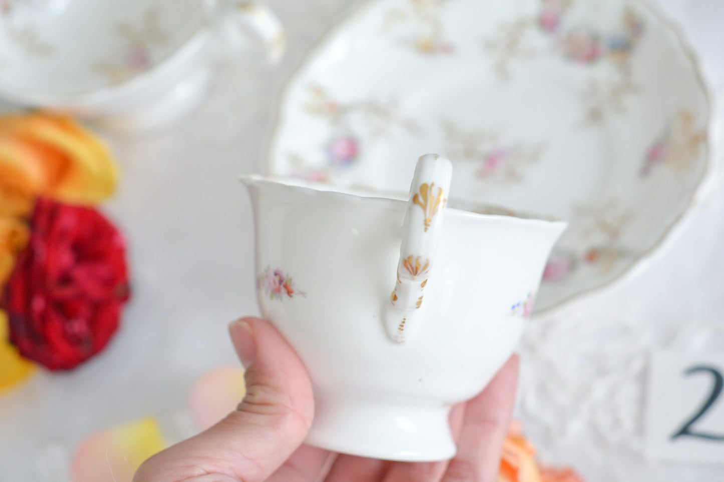 コールポートの花々と宿木?の描かれたプレートです。私は宿木シリーズと呼んでおります。こちらは見が描かれていないので、他の木や珊瑚のようにも見えます。金彩部分もハンドペイントで描かれていて、コールポートらしい上品なお品となっております。華やかでクリスマスにもぴったりな雰囲気です。