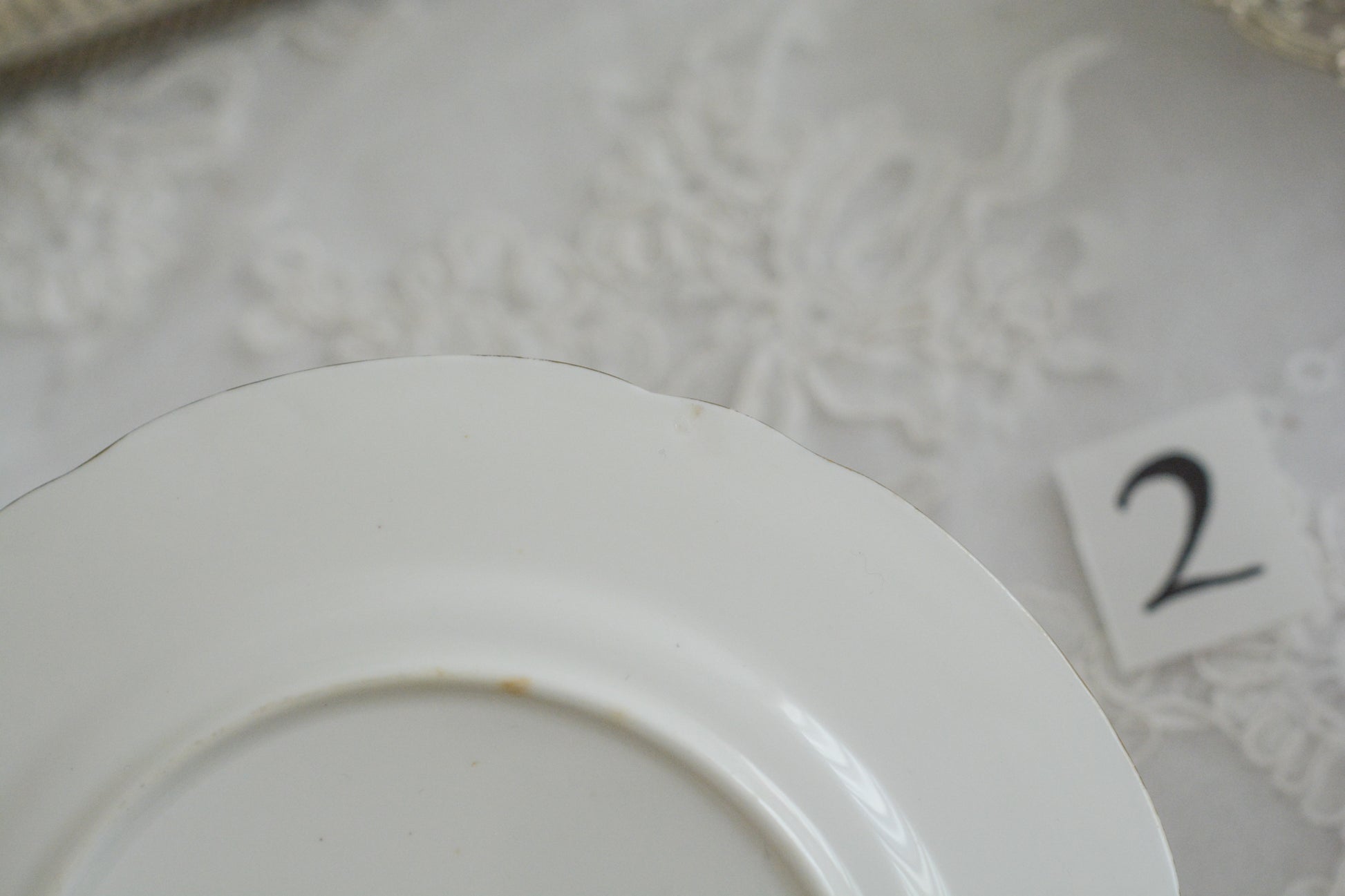 シェリーの美しいティートリオがやってきました。ハンドペイントで描かれたバラが大変華やかです。やはりハンドペイントは立体感があり美しいなと思います。ハンドルも凝った作りで細部まで美しい。春のティータイムのテーブルコーディネートに花を添えてくれますよ。イースターのコーディネートにもぜひ。