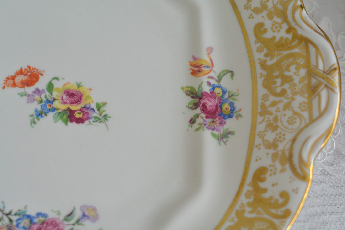 ハマースレイの豪華なティートリオとB&Bプレート。金彩の華やかな模様にブーケ柄のプリントが映えます。ハマースレイらしい優美なシェイプで、ティータイムに花を添えてくれるデザインです。それぞれ状態が異なりますので、プルダウンよりお選びください。ティートリオの④〜⑥はカップにヒビがあり、水漏れするため観賞用としてお勧めします。プレートはそれぞれお使いいただけます。