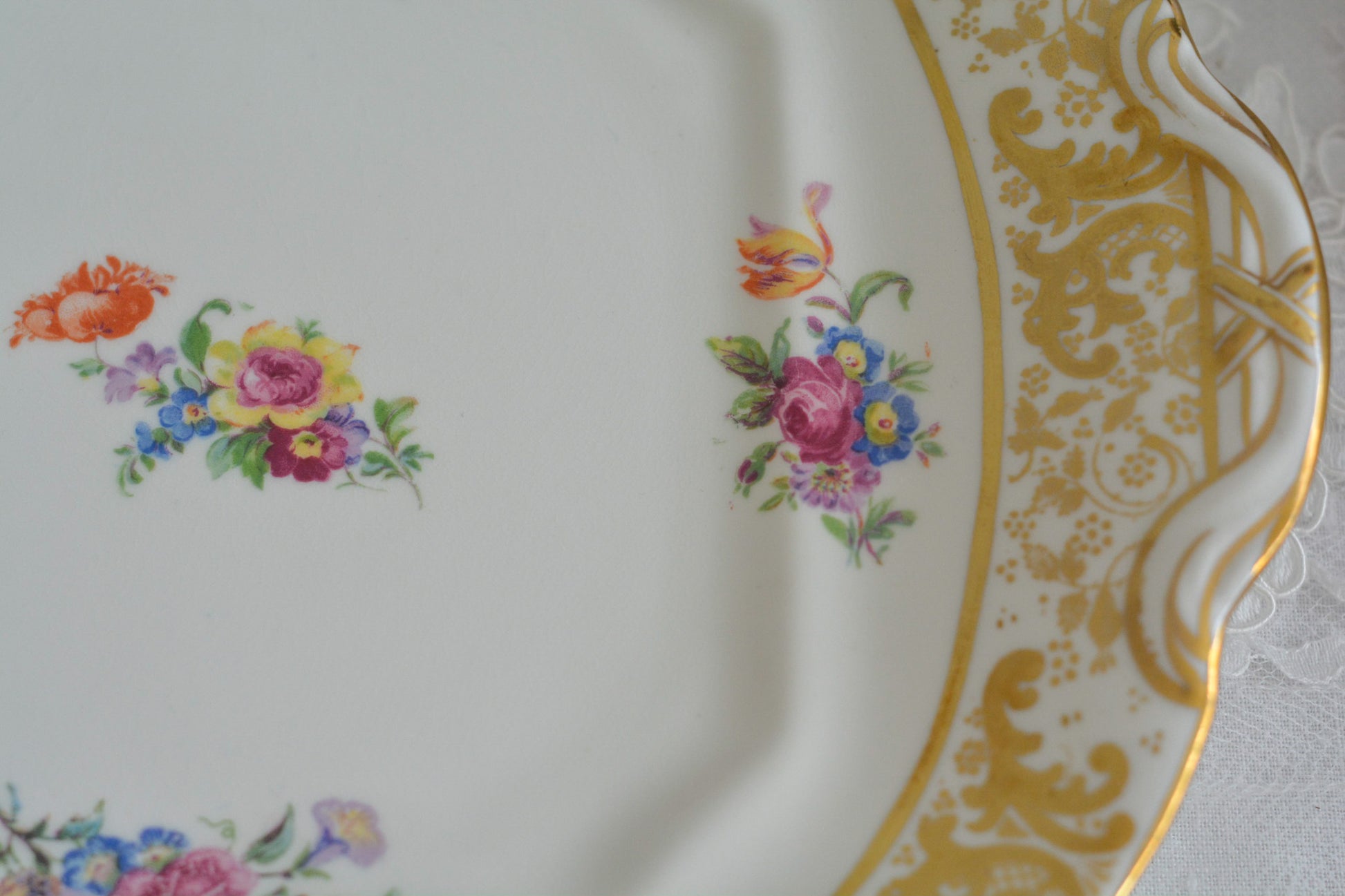 ハマースレイの豪華なティートリオとB&Bプレート。金彩の華やかな模様にブーケ柄のプリントが映えます。ハマースレイらしい優美なシェイプで、ティータイムに花を添えてくれるデザインです。それぞれ状態が異なりますので、プルダウンよりお選びください。ティートリオの④〜⑥はカップにヒビがあり、水漏れするため観賞用としてお勧めします。プレートはそれぞれお使いいただけます。