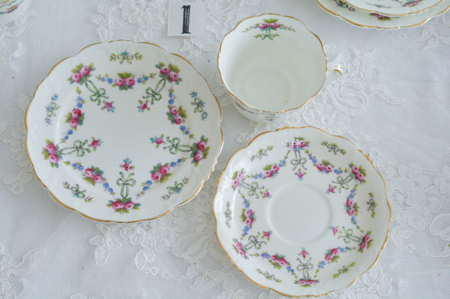 コリンウッドのリボンにバラのガーランドが素敵なティーセット(プルダウンより単品ご選択可能)