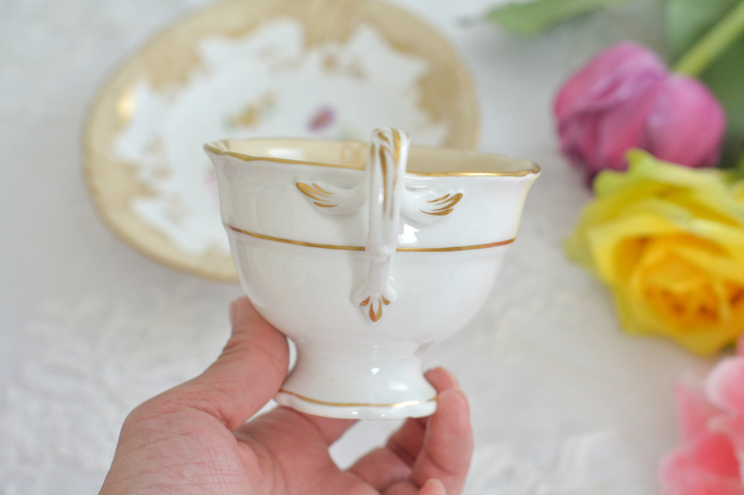 リッジウェイの優雅なトゥルートリオです。ハンドルがとても可愛らしく、ハンドペイントで描かれたお花達も生き生きと描かれています。トゥルートリオは、ティーカップ、コーヒーカップ、ソーサーのセットでヴィクトリア時代の初期頃まではトリオといえばこちらが主流でした。今ではとても貴重になっています。紅茶もコーヒーも楽しめるのがいいですね。