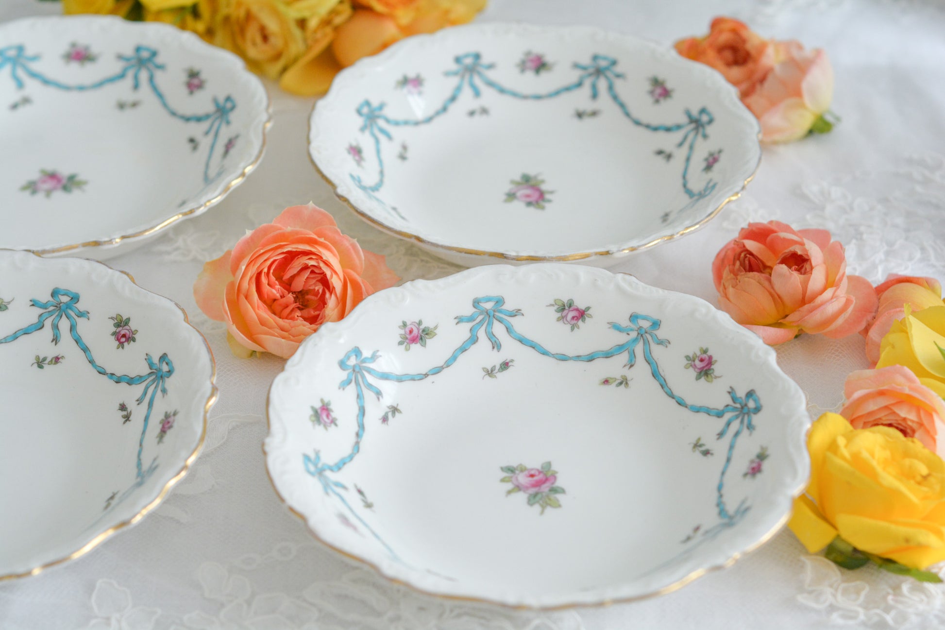 コールポートのリボンと薔薇の模様が可愛らしいボウルの4点セット。ハンドペイントで色つけされ、可愛らしく使いやすいボウルです。