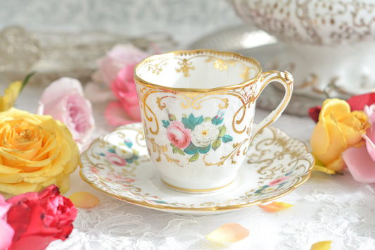 リッジウェイのフォリエイジシェイプのカップ&ソーサー。ハンドル部分には葉っぱの模様がついていてとても可愛らしいシェイプで、リッジウェイのお品の中でも人気の高いシリーズの1つ。こちらは、ハンドペイントでピンクと白のバラが可愛らしく描かれています。金彩と白磁との美しいコントラストに薔薇の花が引き立ちます。 優雅なティータイムにぴったりのカップです。