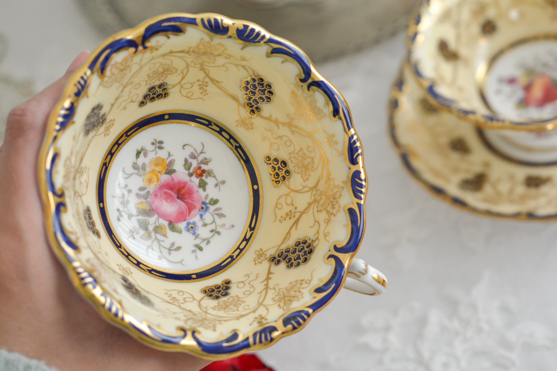 コールポートの1800年代の作品のリバイバルシリーズのオールドコールポートシリーズ。色々なお品がリバイバルされています。こちらはアデレードシェイプのリバイバル。ハンドルはアデレードシェイプハンドルではなくリングハンドルで、素磁も厚めに作られています。ロココリバイバルスタイルの優雅なデザインが美しいです。葡萄やフルーツ、お花の模様が大変豪華で美しいお品です。