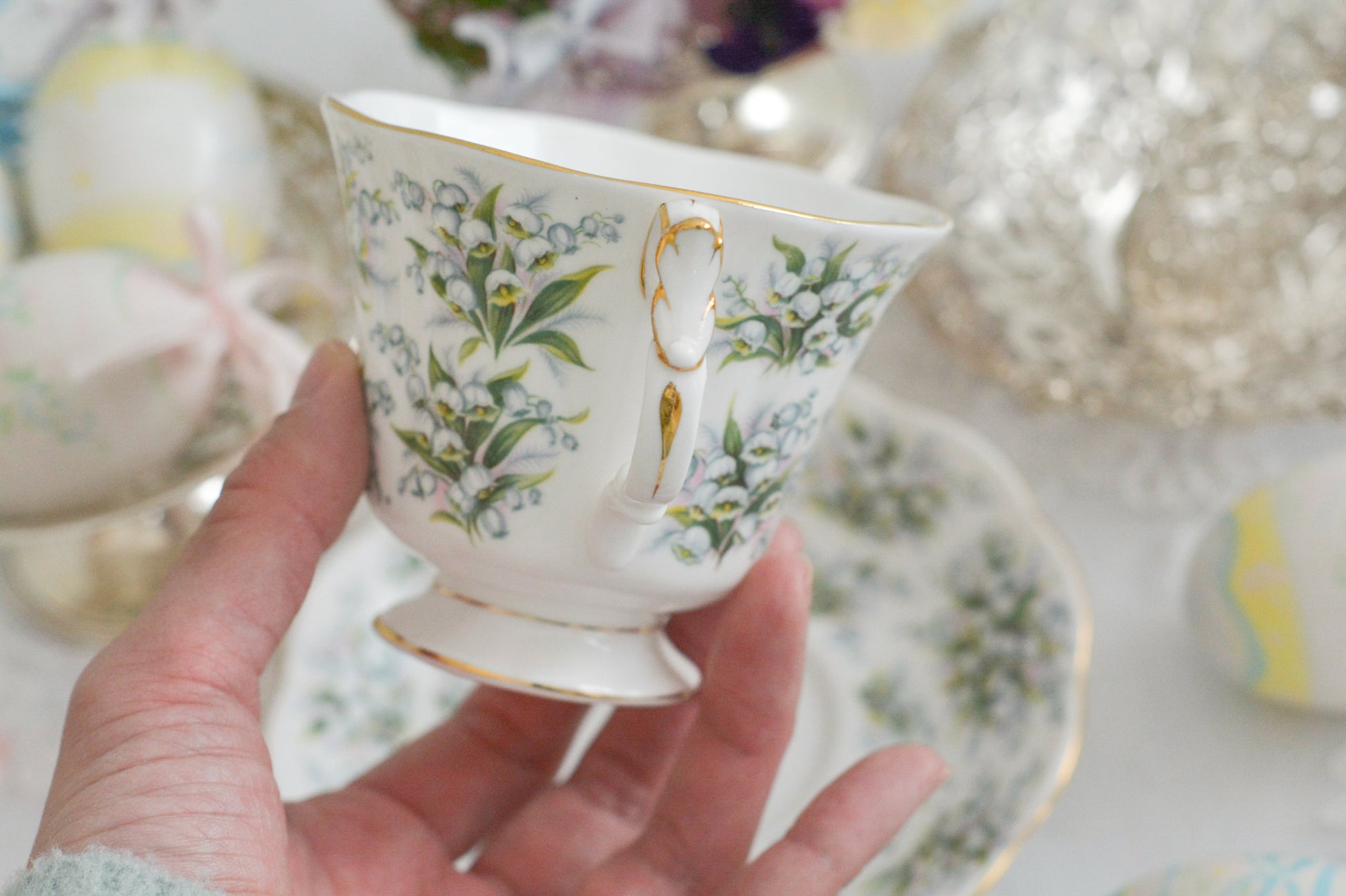 ロイヤルアルバートのネルグウィンシリーズ。ネル・グウィンはイングランド王チャールズ2世の寵姫です。このシリーズはロンドンの地域名やストリート名がつけられています。このランベスは全面にスズランの美しい絵柄が印象的。ネルグウィンシリーズの中でも入手困難なお品です。人気のすずらん柄のカップがティータイムを彩ります。