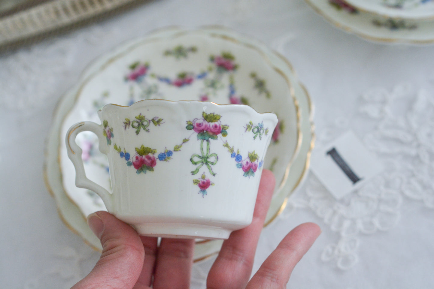 コリンウッドのリボンにバラのガーランドがとっても可愛らしいティートリオ、ミルクジャグ、スロップボウル、デザートプレートがやってきました!ハンドペイントで色つけされたバラやリボンを眺めているだけで気持ちが上向きになる可愛らしさです。ぜひ春のティータイムに。プルダウンから、単品ご選択頂けます