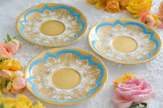 コールポートの金盛りとターコイズブルーの美しいソーサー。立体的な金彩が大変美しいです。Rose Antiquesは英国アンティーク、英国ヴィンテージ食器をご紹介しています。