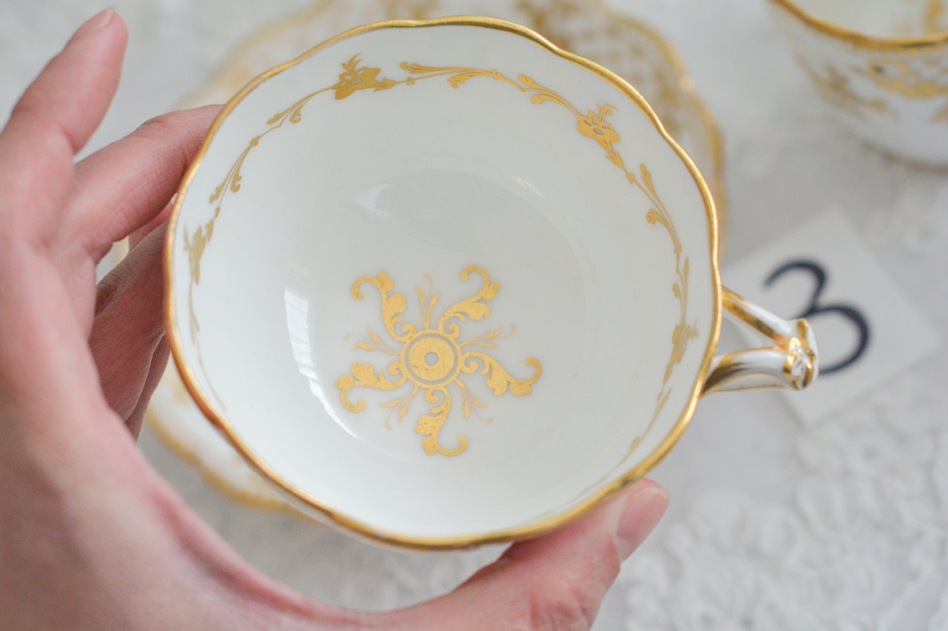 リッジウェイのFoliage Shapeのトゥルートリオ。ハンドル部分には葉っぱの模様がついていてとても可愛らしいシェイプです。白磁に金彩の模様がとても豪華でリッジウェイらしい作品です。トゥルートリオは、ティーカップ、コーヒーカップ、ソーサーのセットでヴィクトリア時代の初期頃まではトリオといえばこちらが主流でした。今ではとても貴重になっています。紅茶もコーヒーも楽しめるのがいいですね。